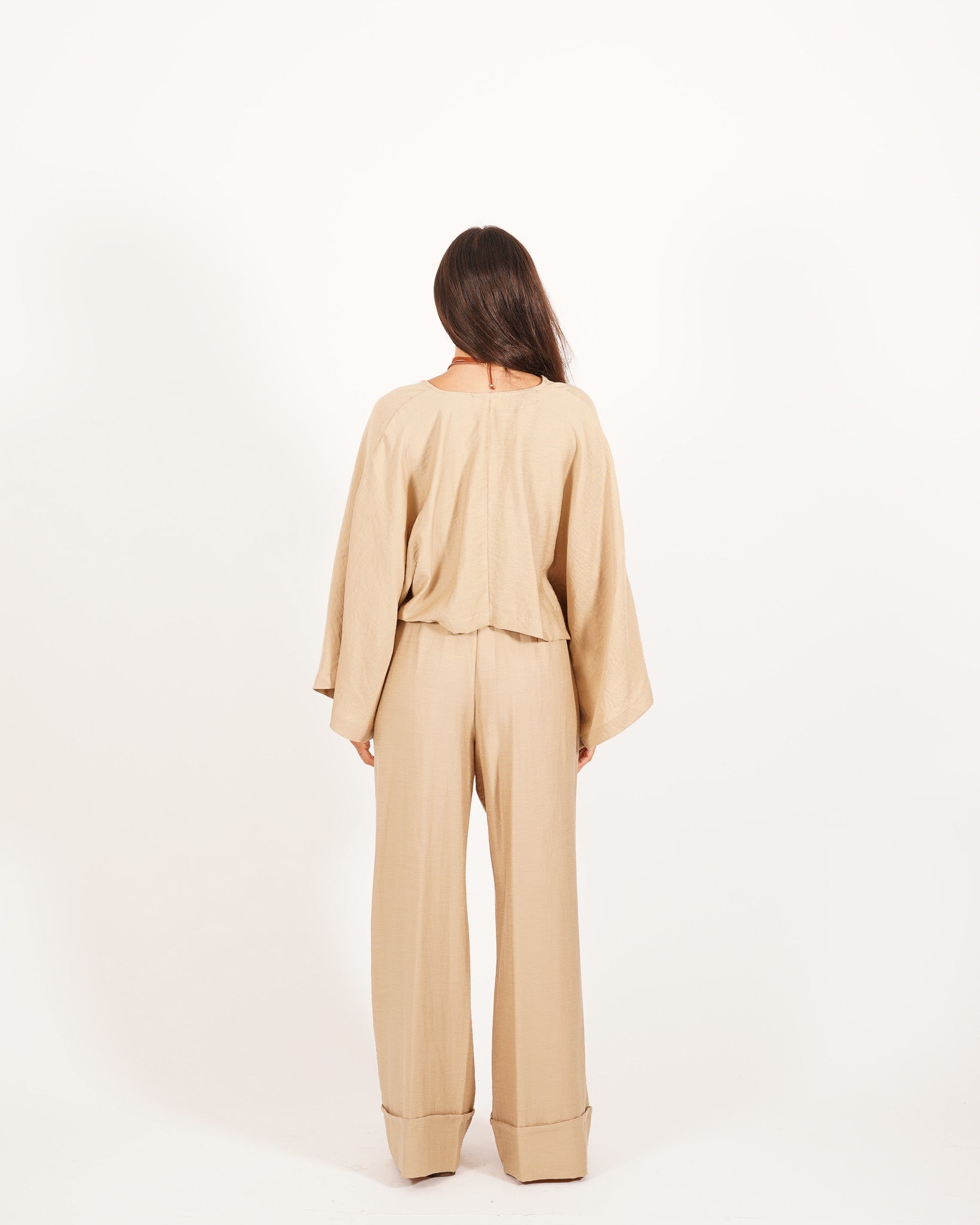 Coordinato blusa cropped e pantalone regular fit con collana in pietra - Lucilla