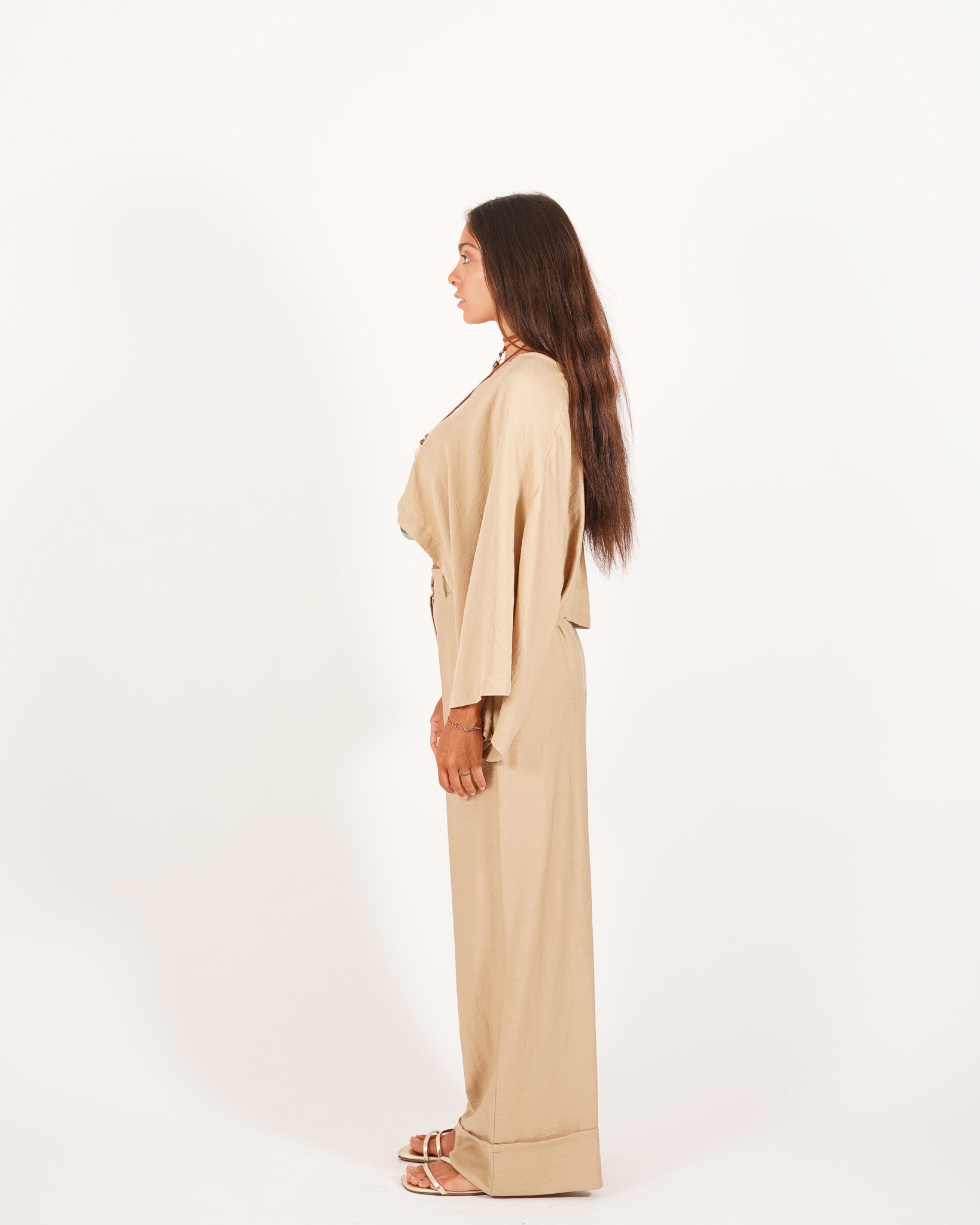 Coordinato blusa cropped e pantalone regular fit con collana in pietra - Lucilla