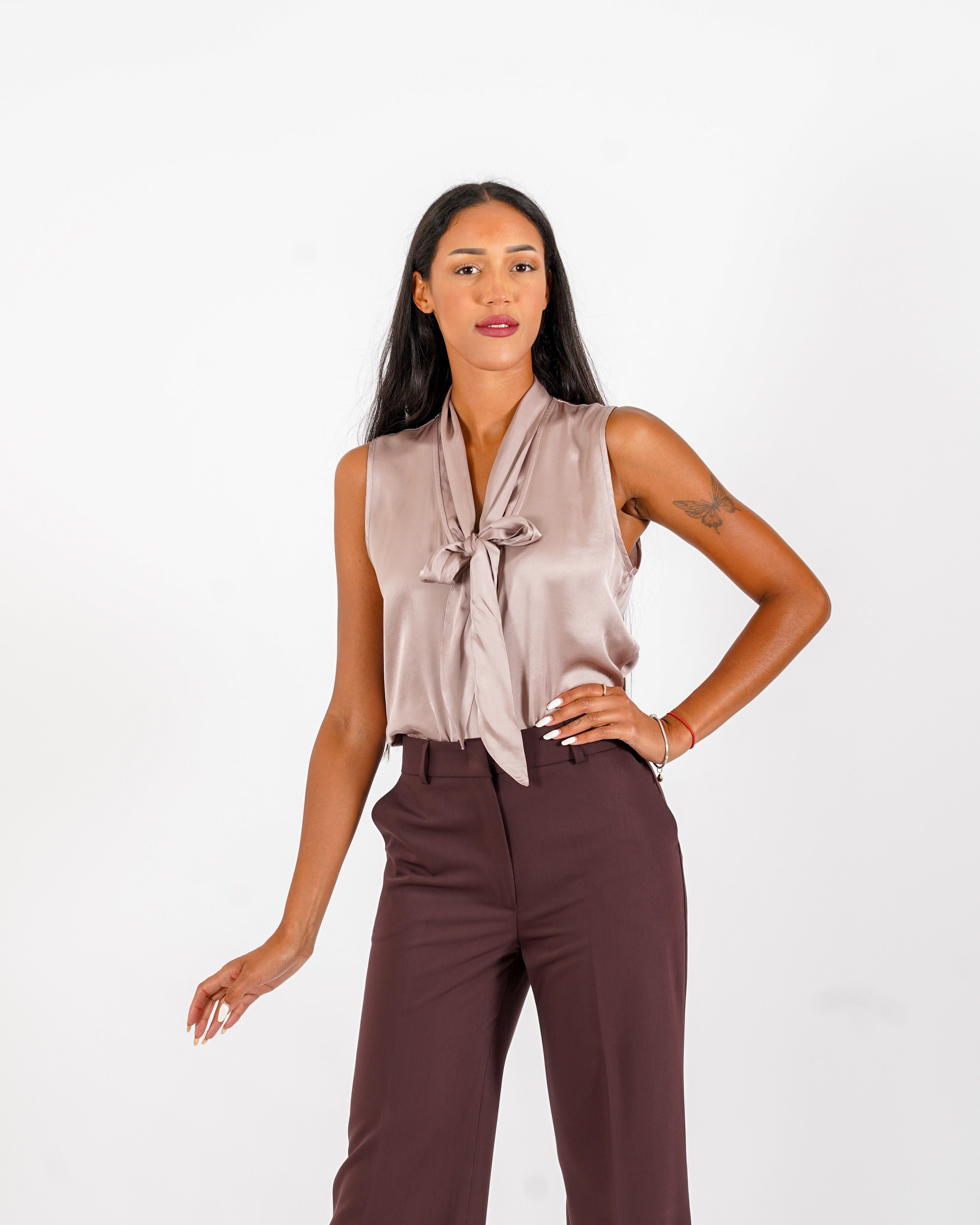 Blusa smanicata con fiocco in mano raso - Adella