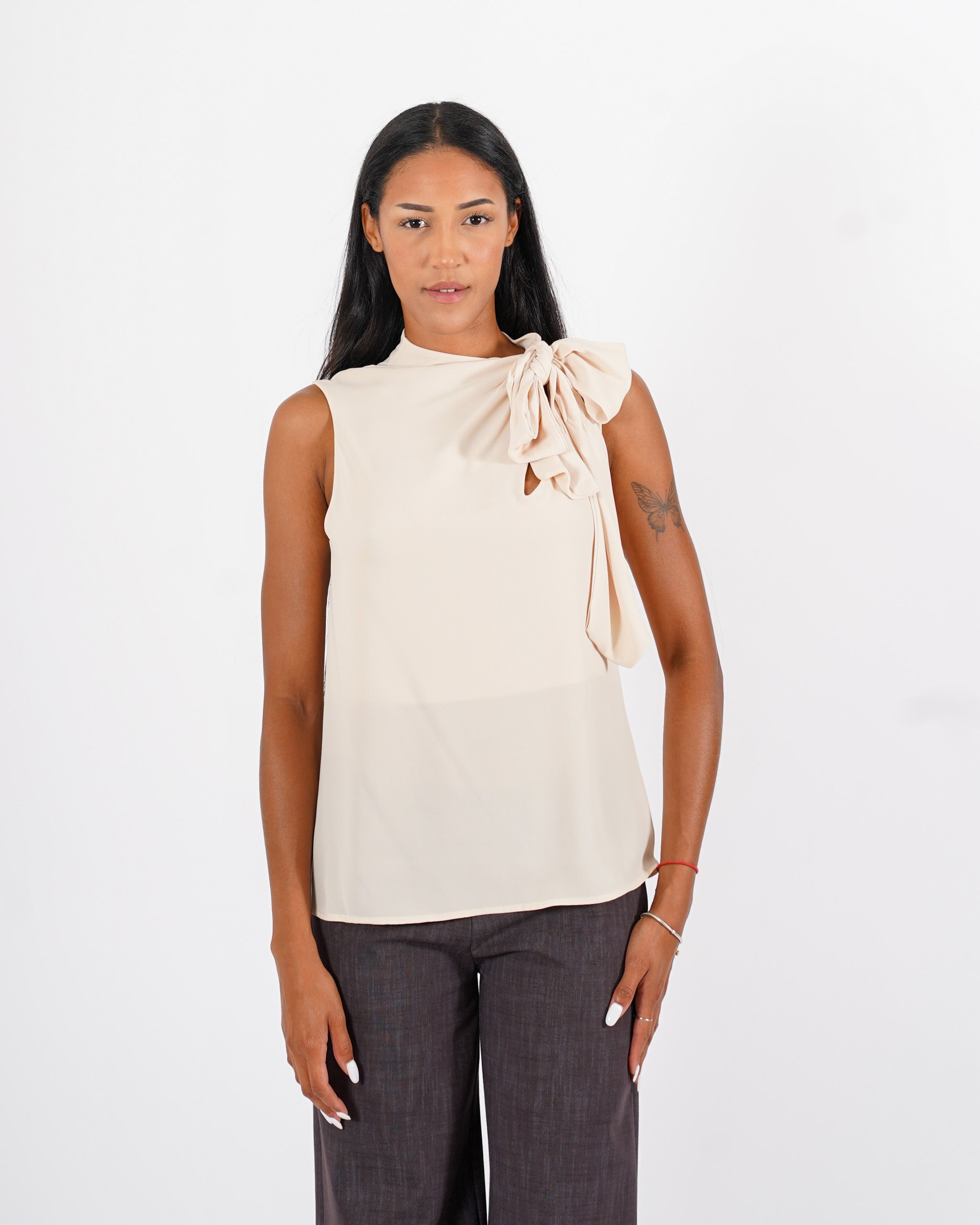 Blusa smanicata con fiocco in mano crepe - Rosetta