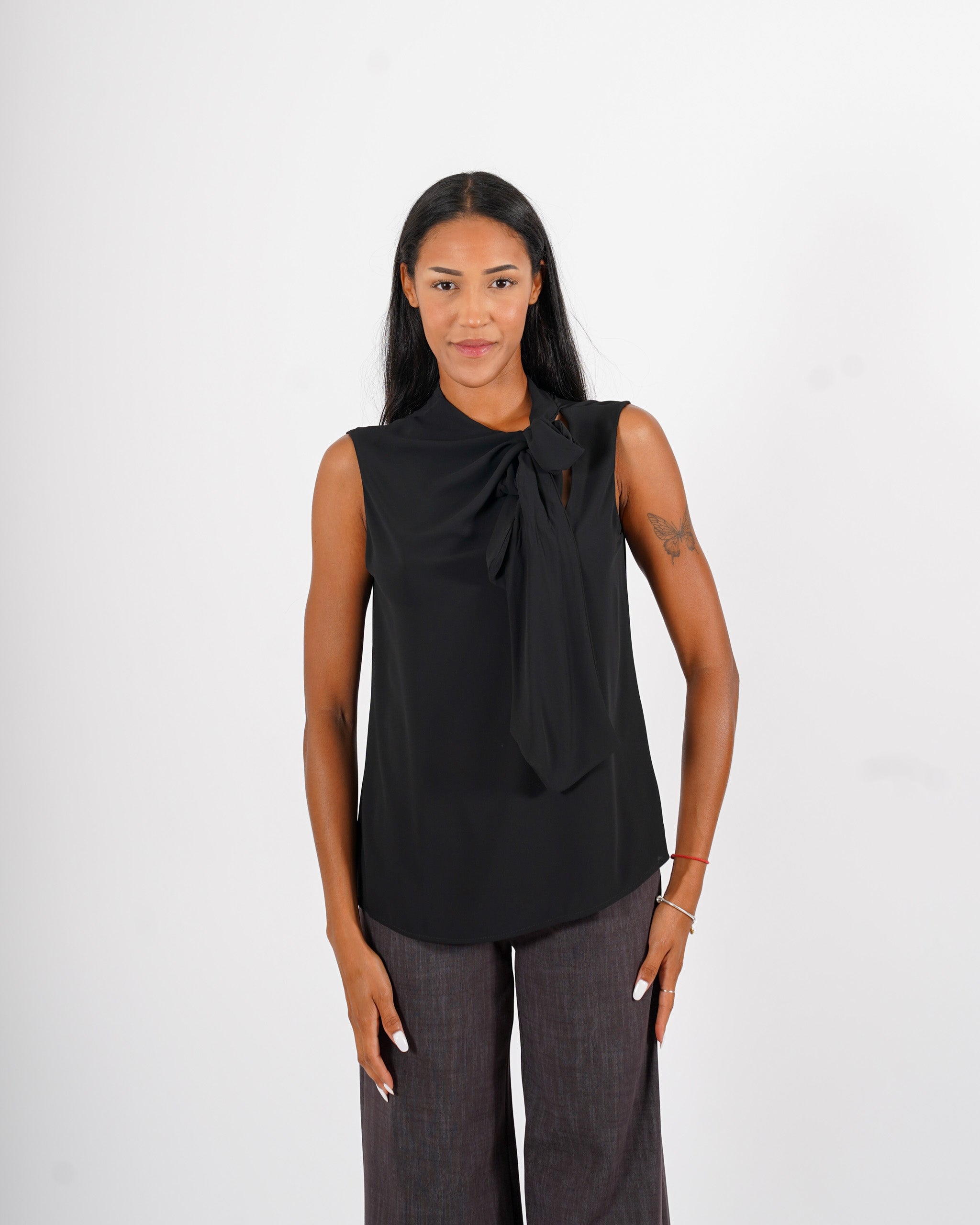 Blusa smanicata con fiocco in mano crepe - Rosetta