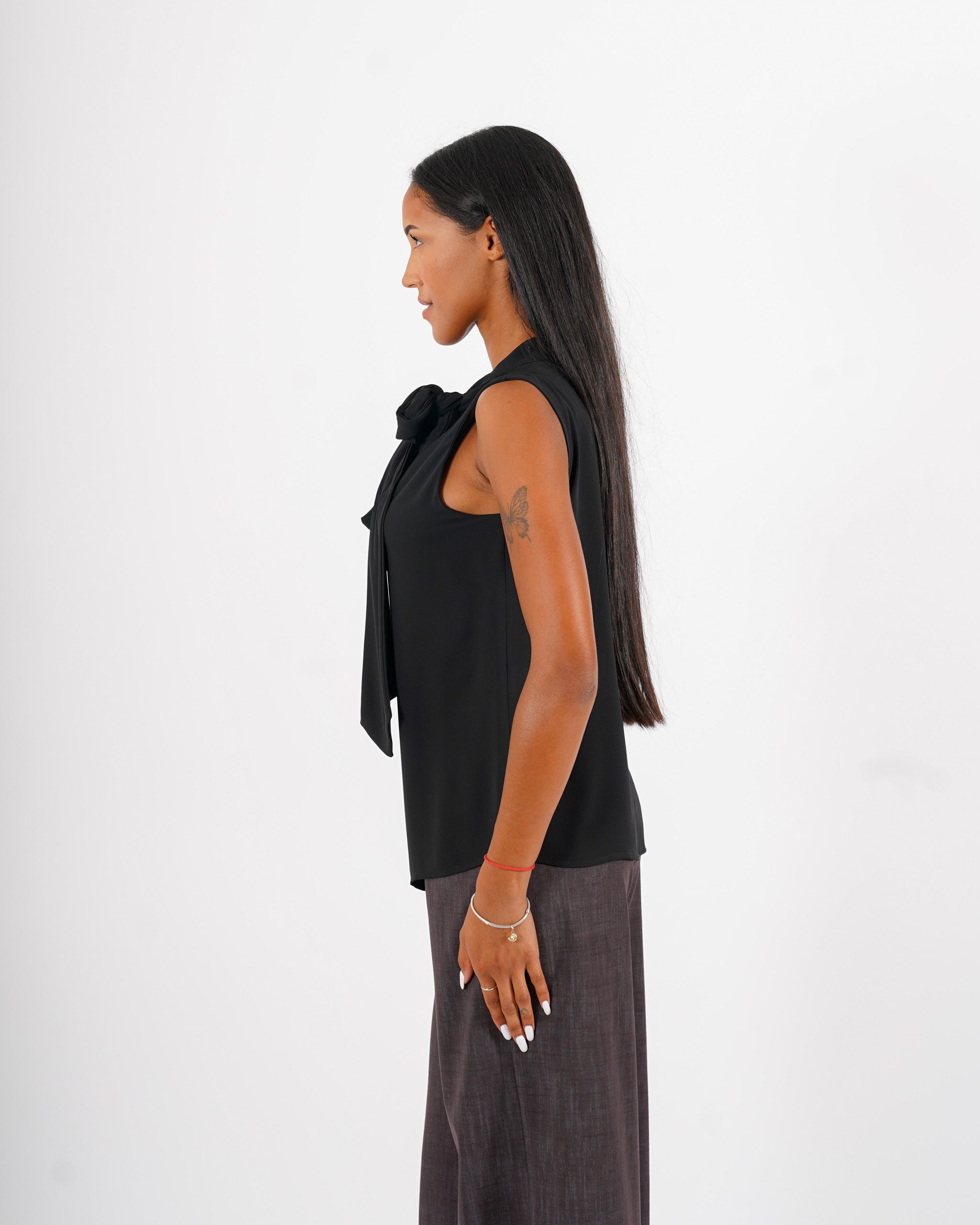 Blusa smanicata con fiocco in mano crepe - Rosetta