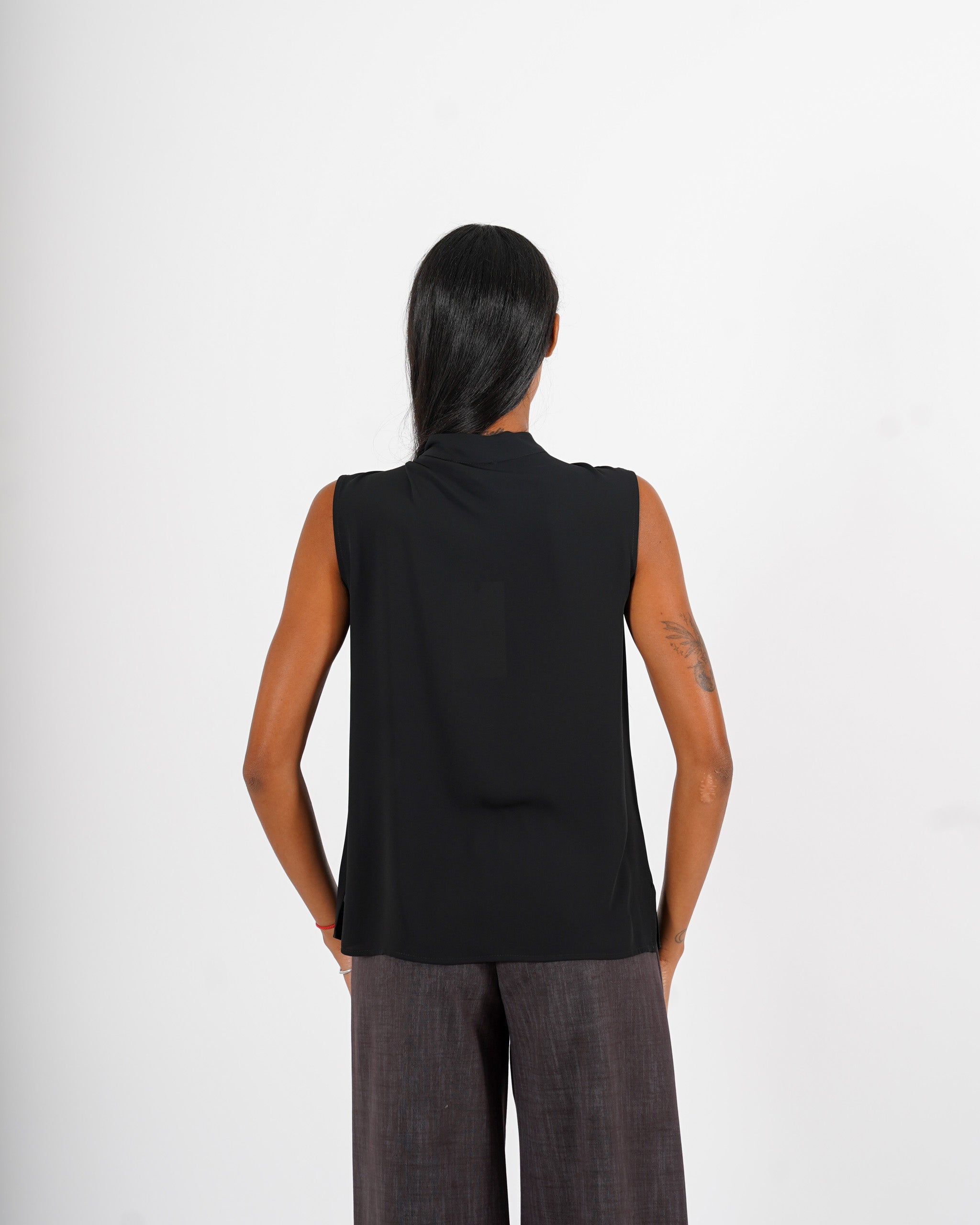 Blusa smanicata con fiocco in mano crepe - Rosetta