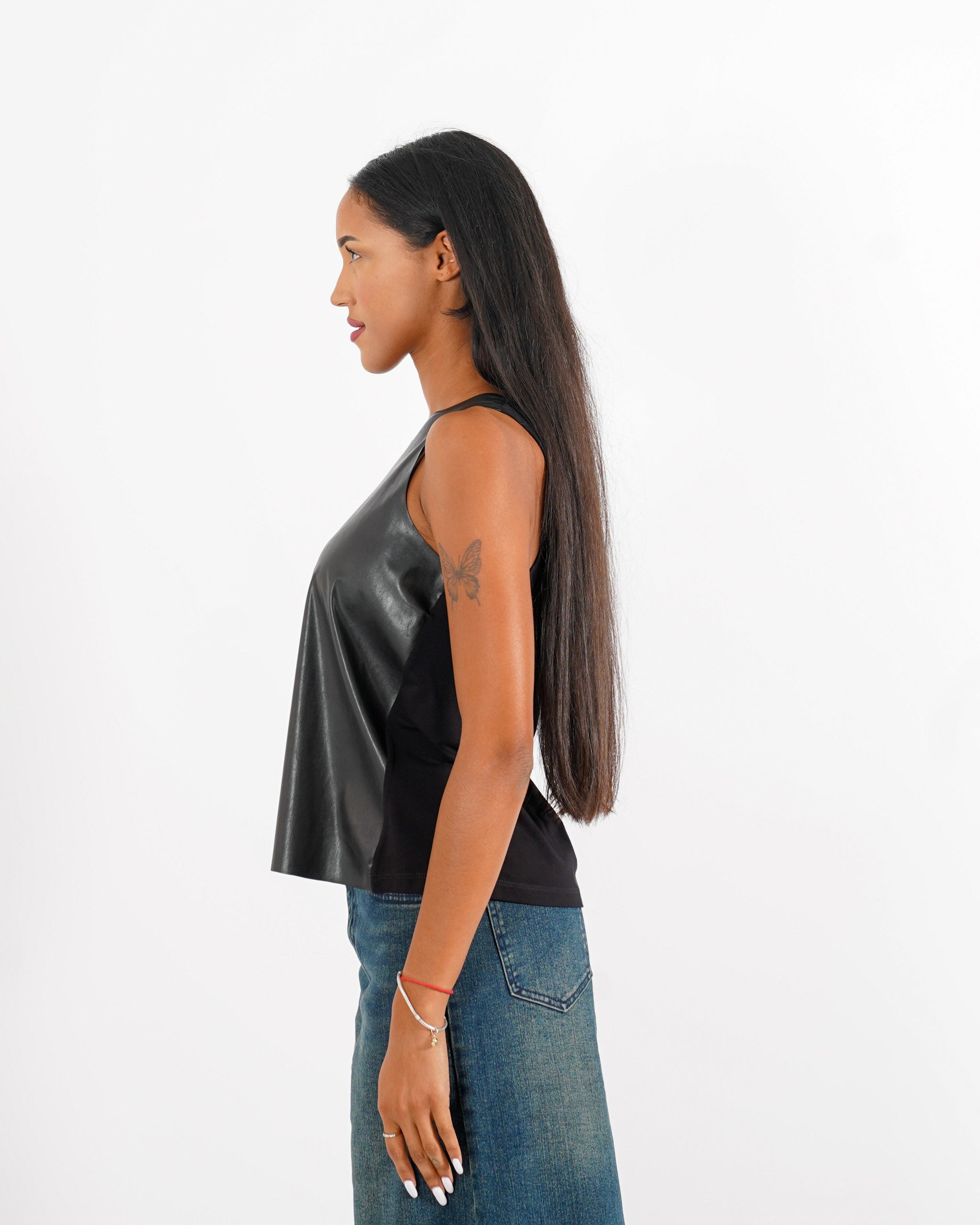 Blusa girocollo smanicata in eco pelle - Genesia - Hope Fashion