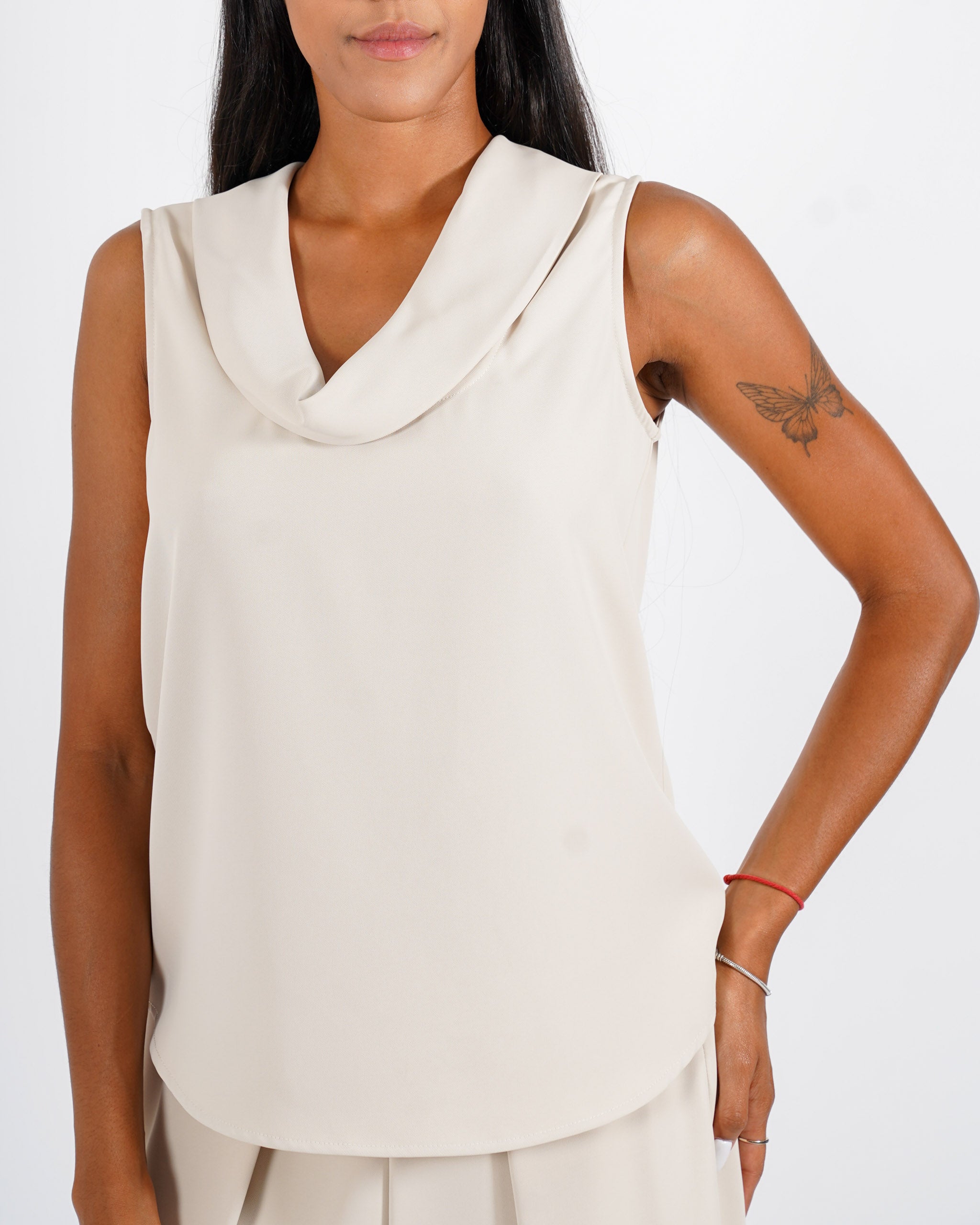 Blusa smanicata con collo ampio e fluido - Giacinta