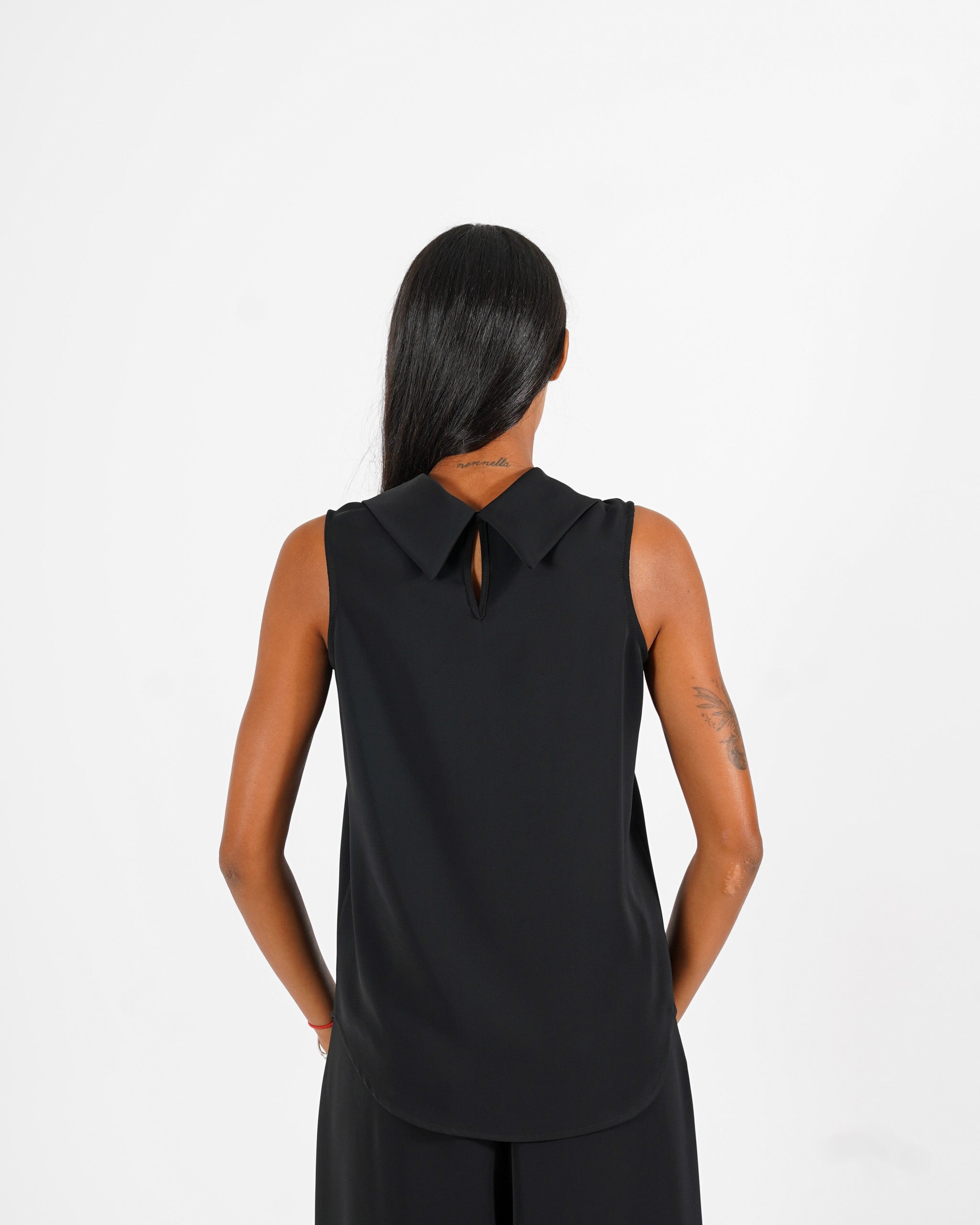 Blusa smanicata con collo ampio e fluido - Giacinta