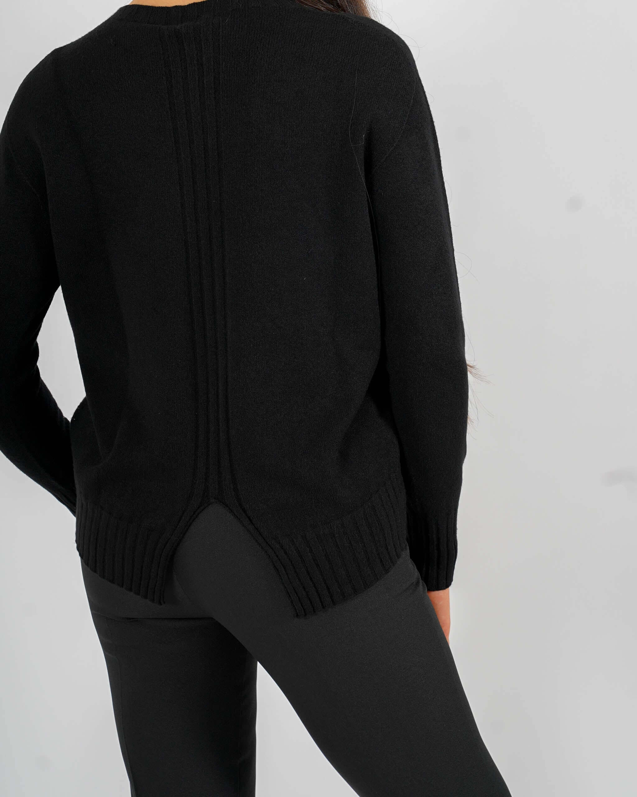 Maglia girocollo minimal con dettaglio sul retro – Biscia