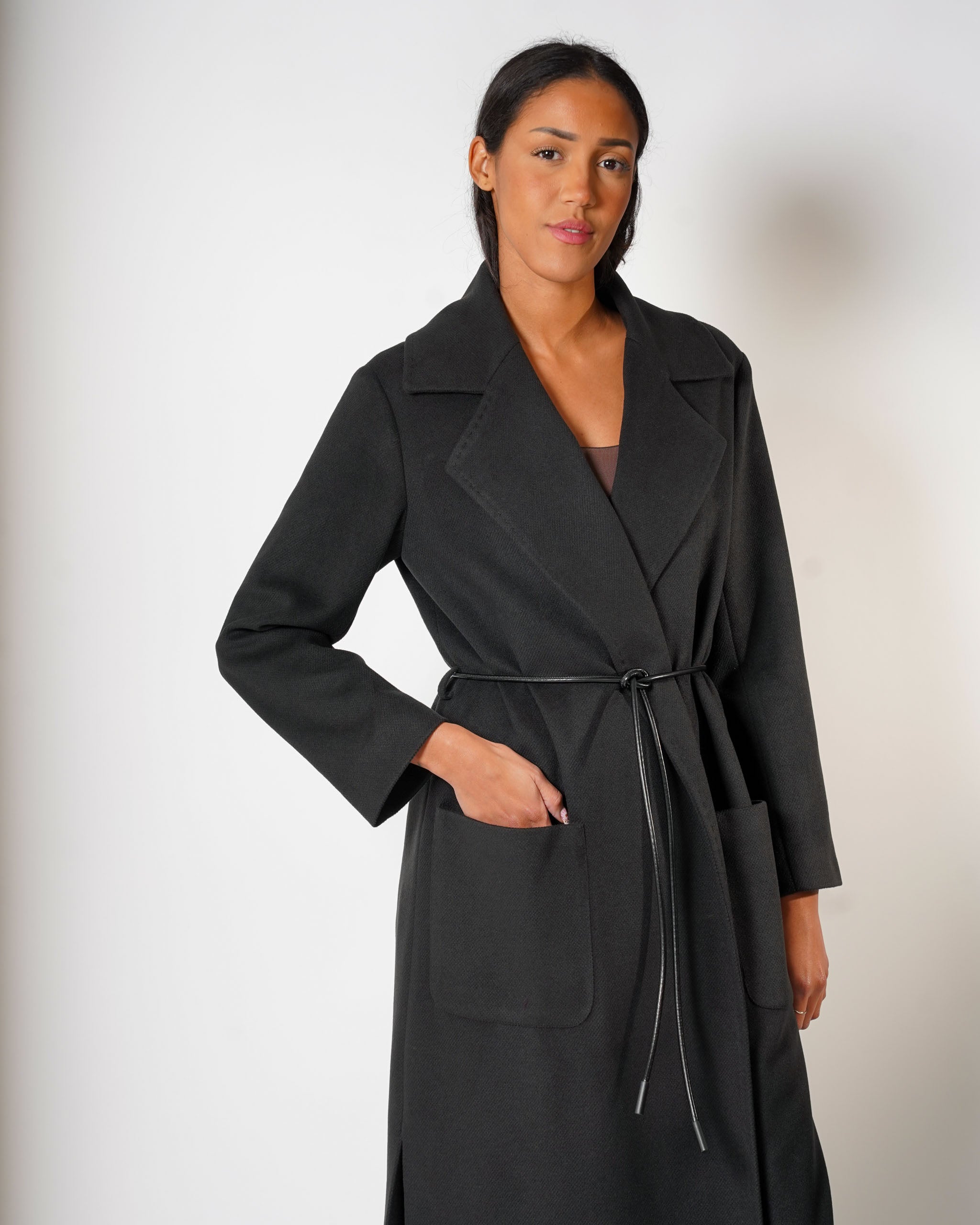 Cappotto lungo con cintura a filo in ecopelle e tasche davanti - Tricot