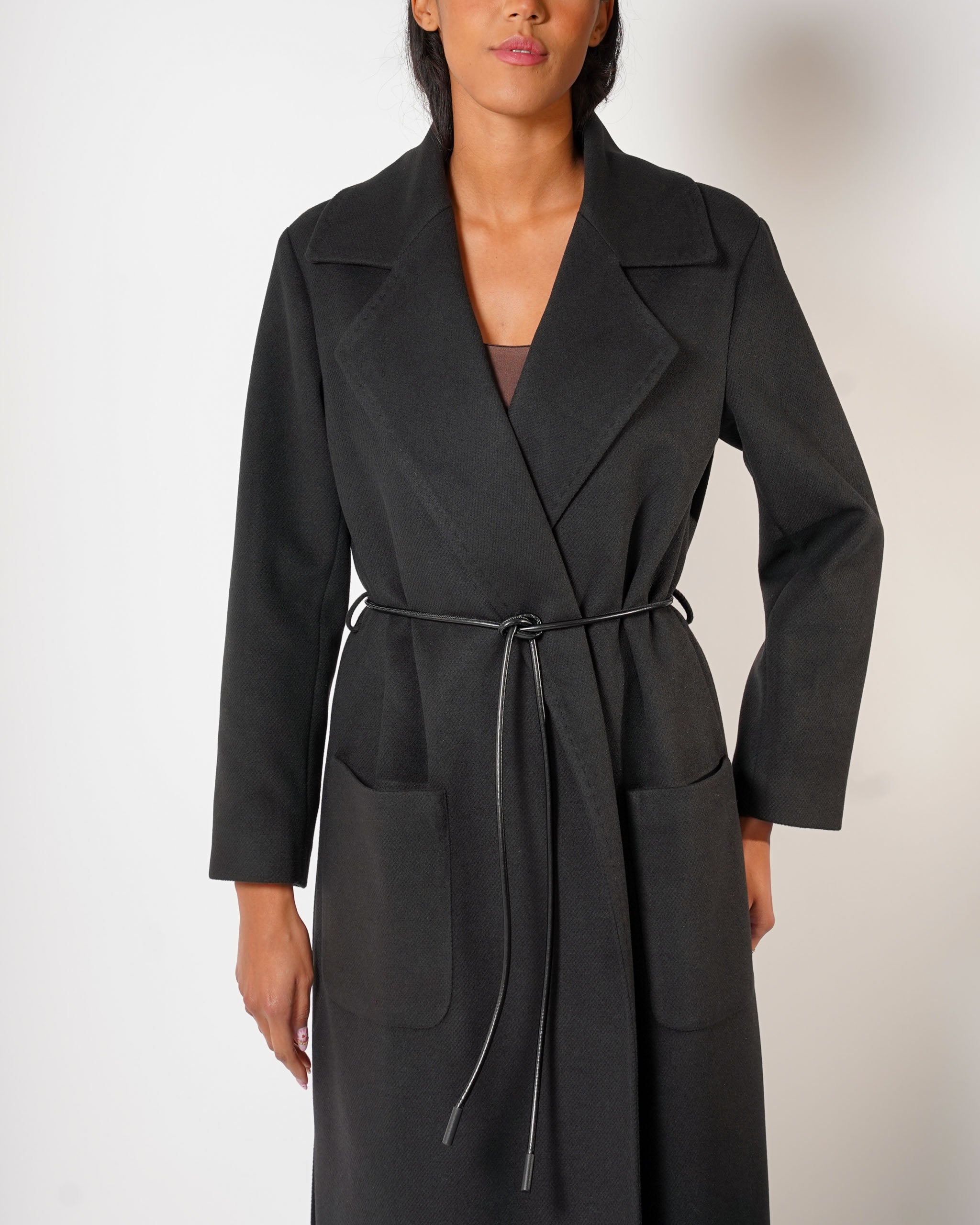 Cappotto lungo con cintura a filo in ecopelle e tasche davanti - Tricot