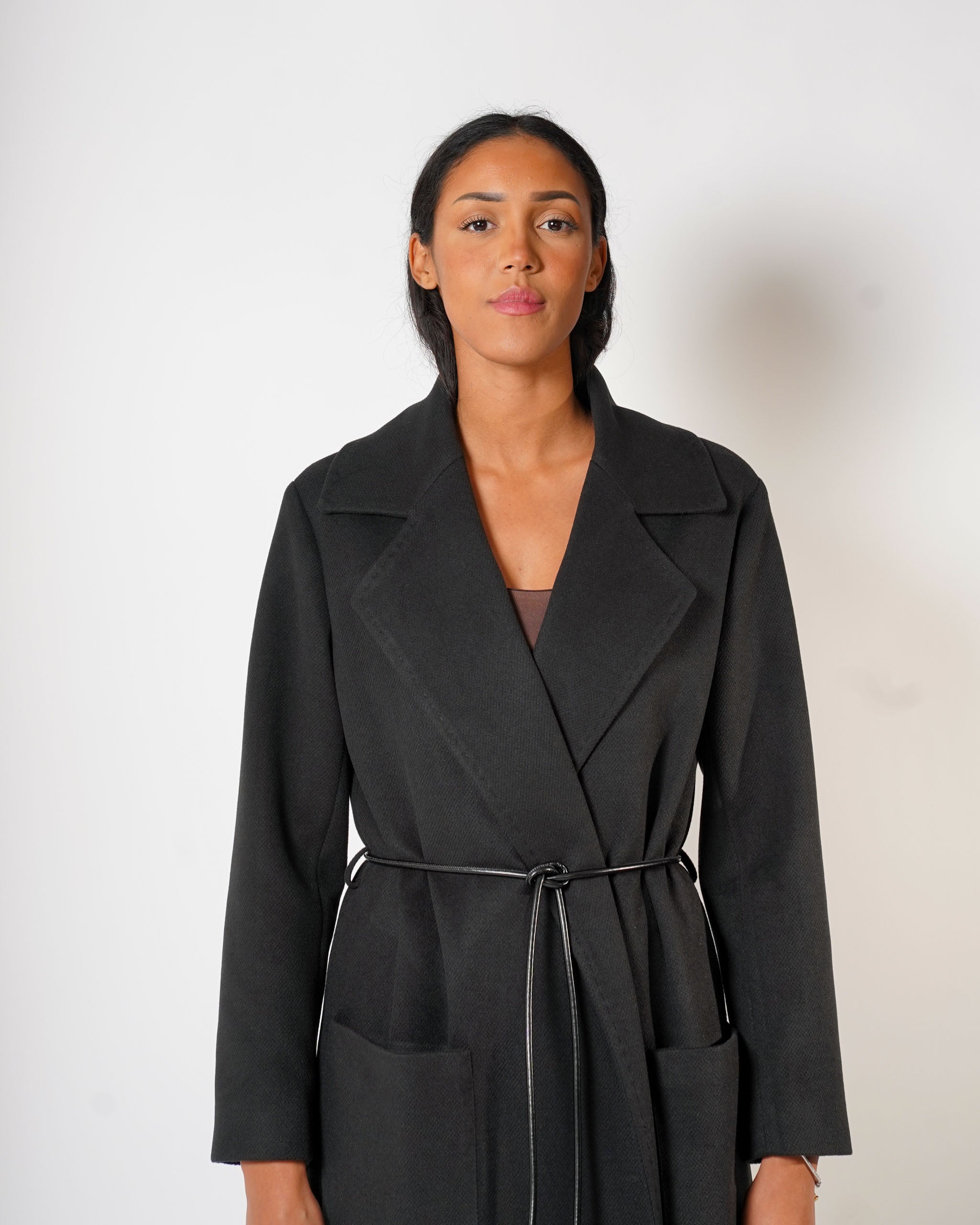 Cappotto lungo con cintura a filo in ecopelle e tasche davanti - Tricot