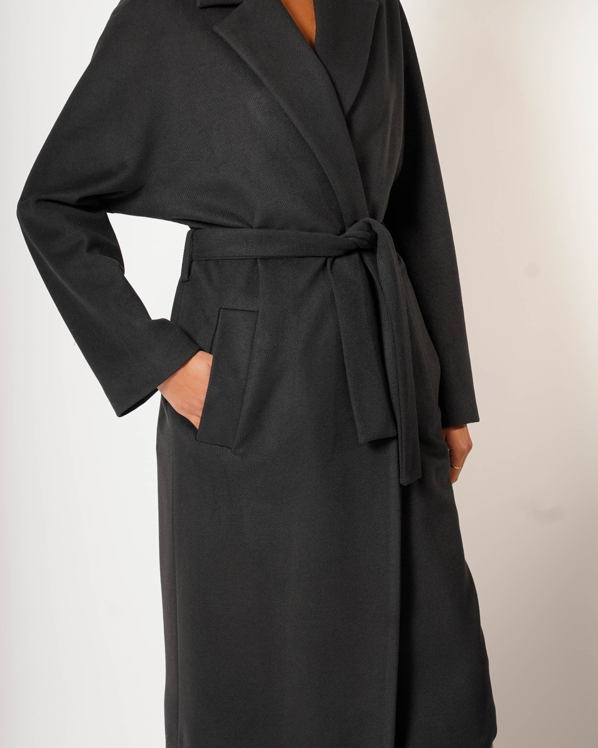 Cappotto lungo con cintura rimovibile, tasche e spalla costruita - Mister