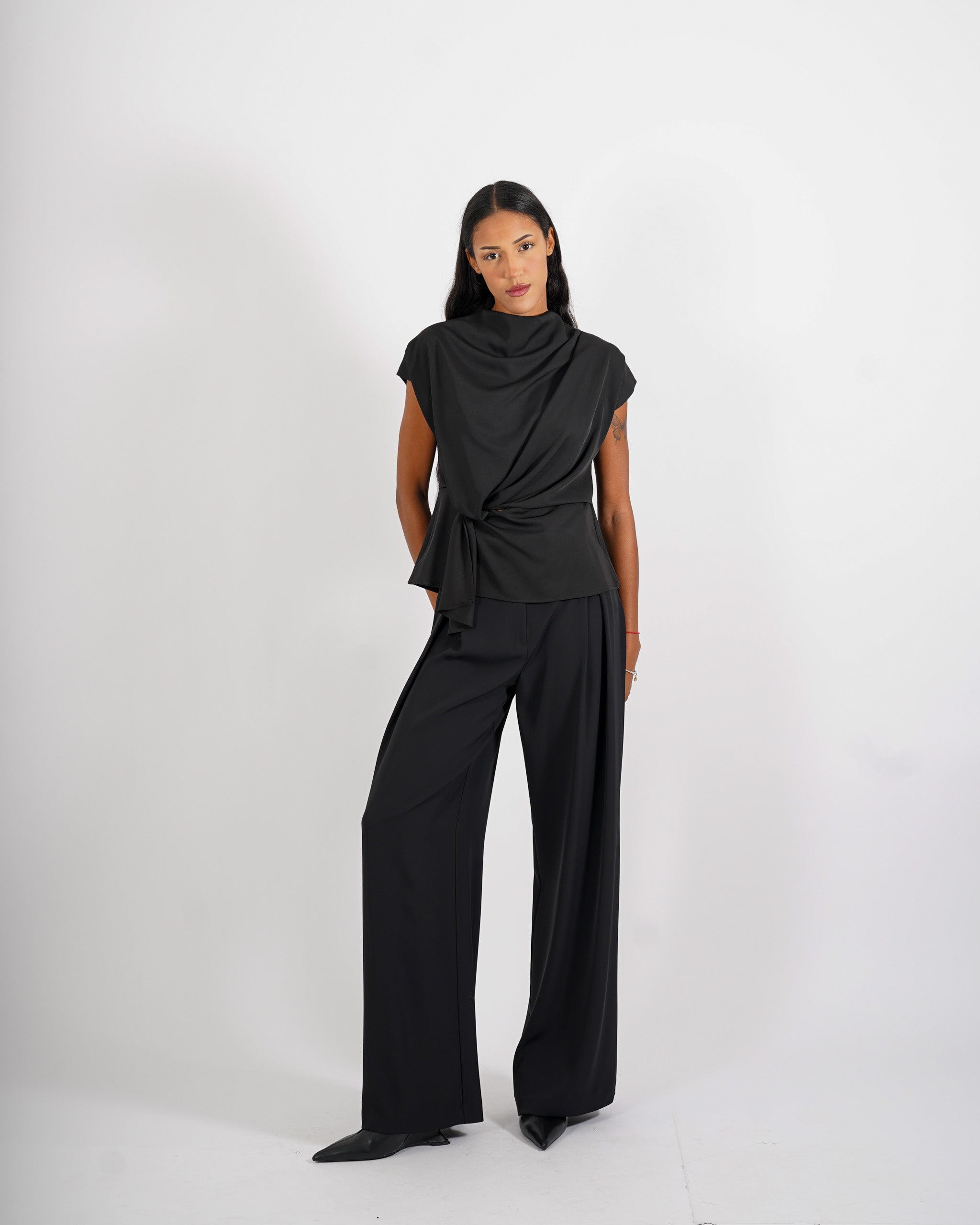 Blusa smanicata collo drappeggiato - Alyssa