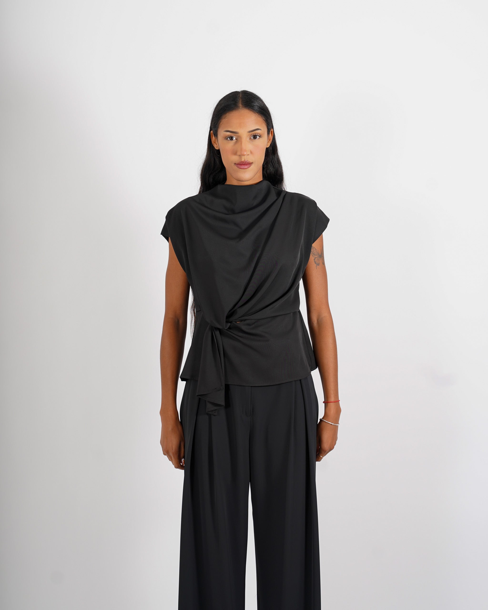 Blusa smanicata collo drappeggiato - Alyssa