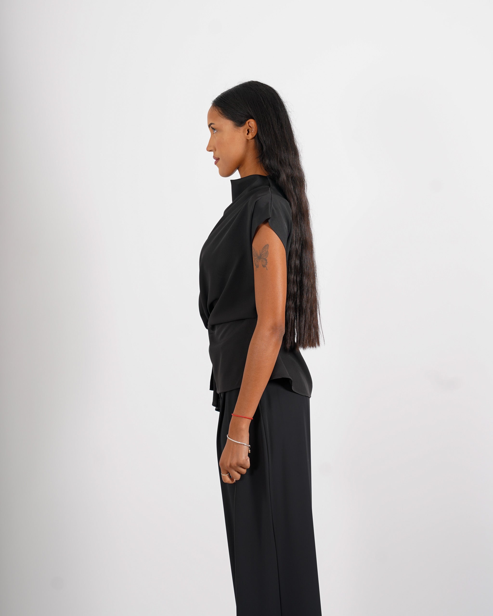 Blusa smanicata collo drappeggiato - Alyssa