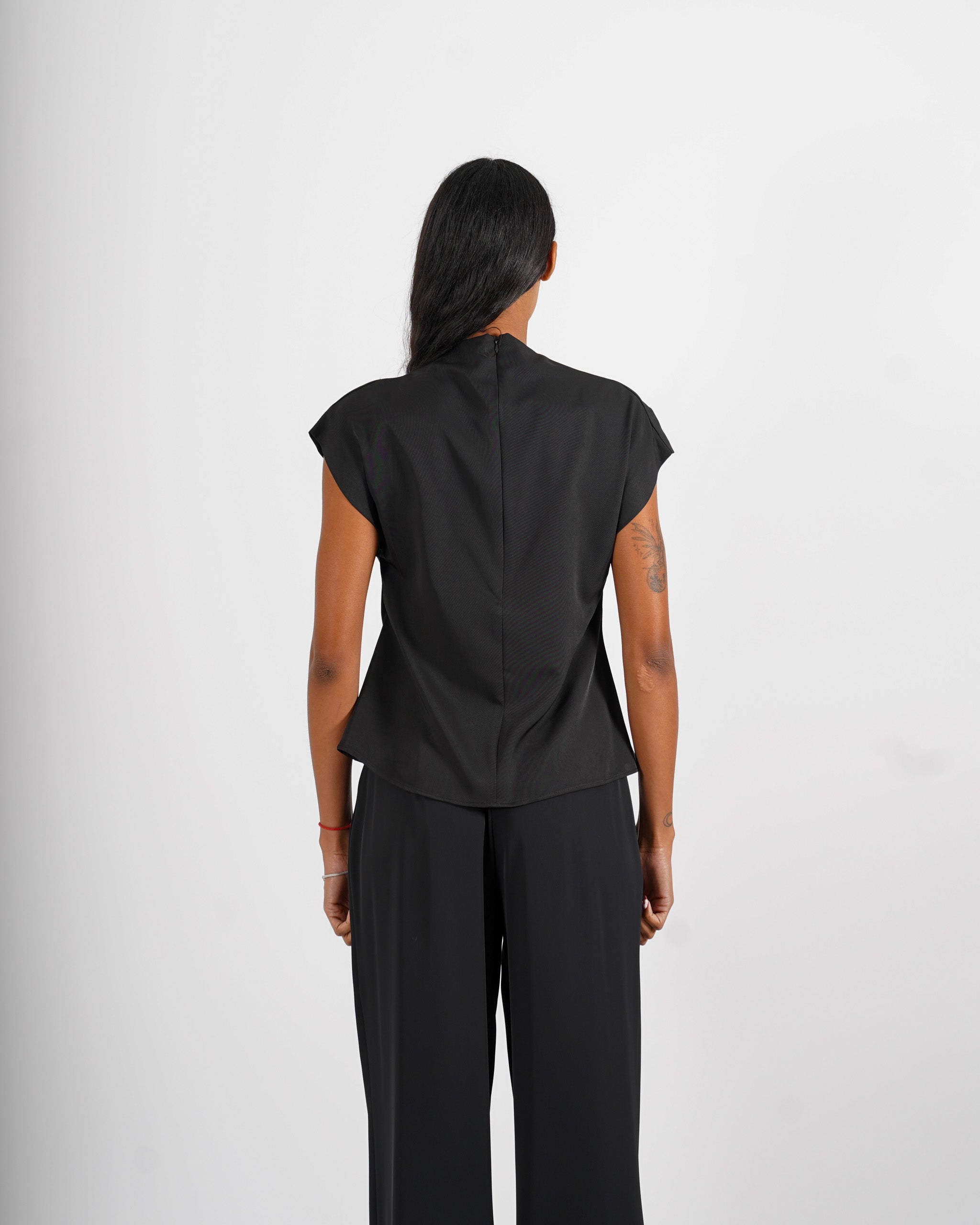 Blusa smanicata collo drappeggiato - Alyssa