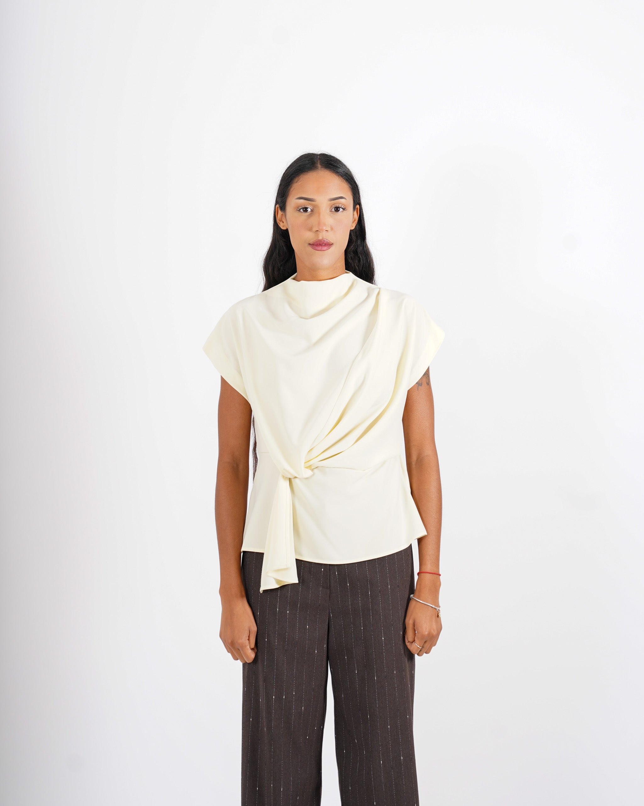 Blusa smanicata collo drappeggiato - Alyssa