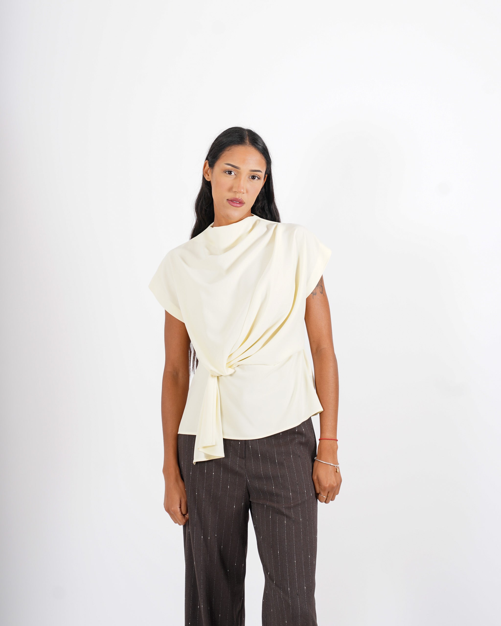 Blusa smanicata collo drappeggiato - Alyssa