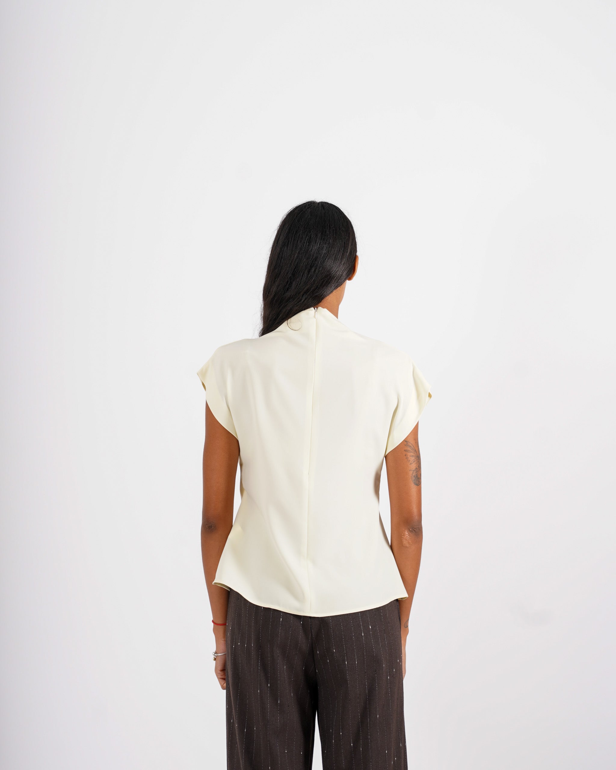 Blusa smanicata collo drappeggiato - Alyssa