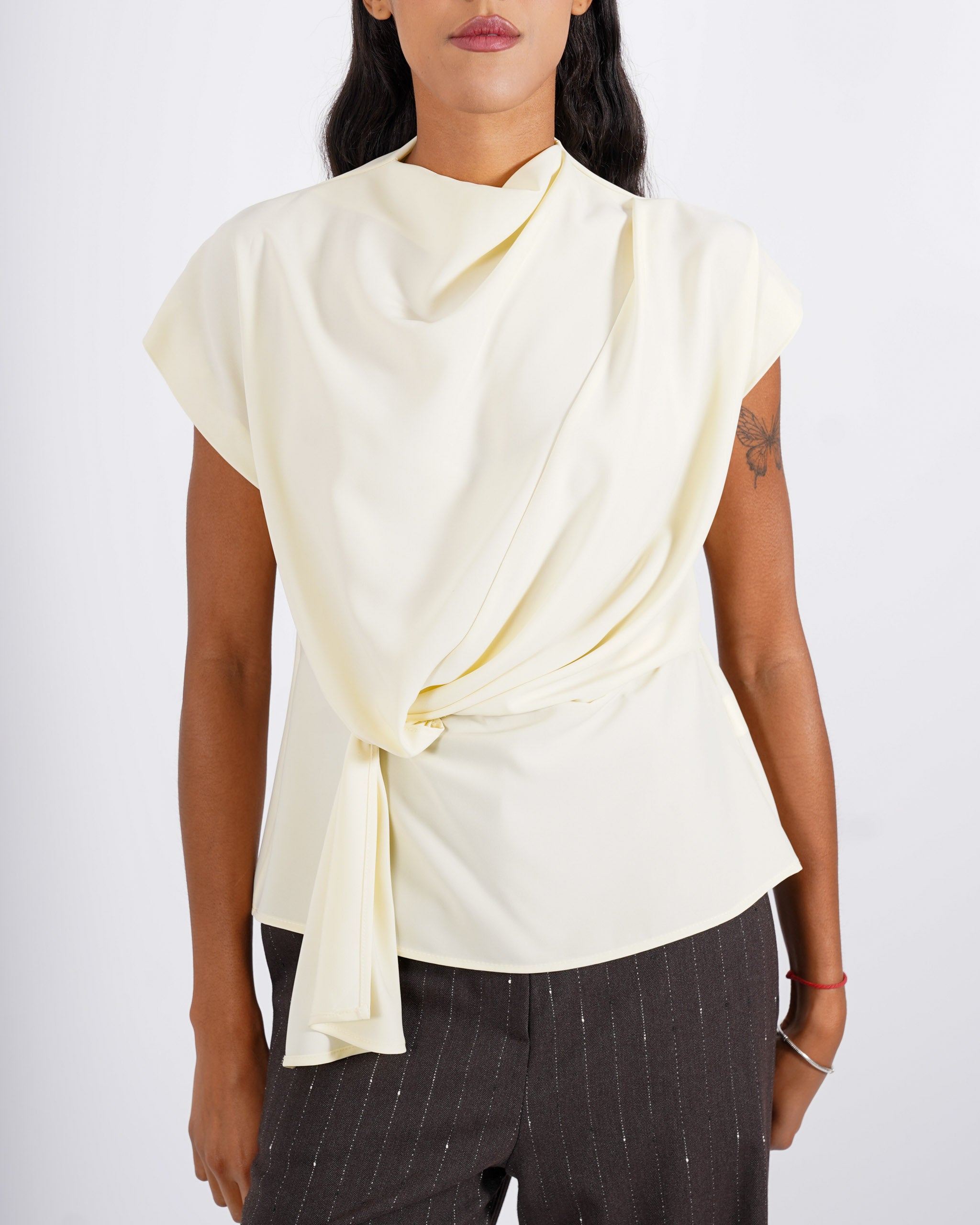Blusa smanicata collo drappeggiato - Alyssa