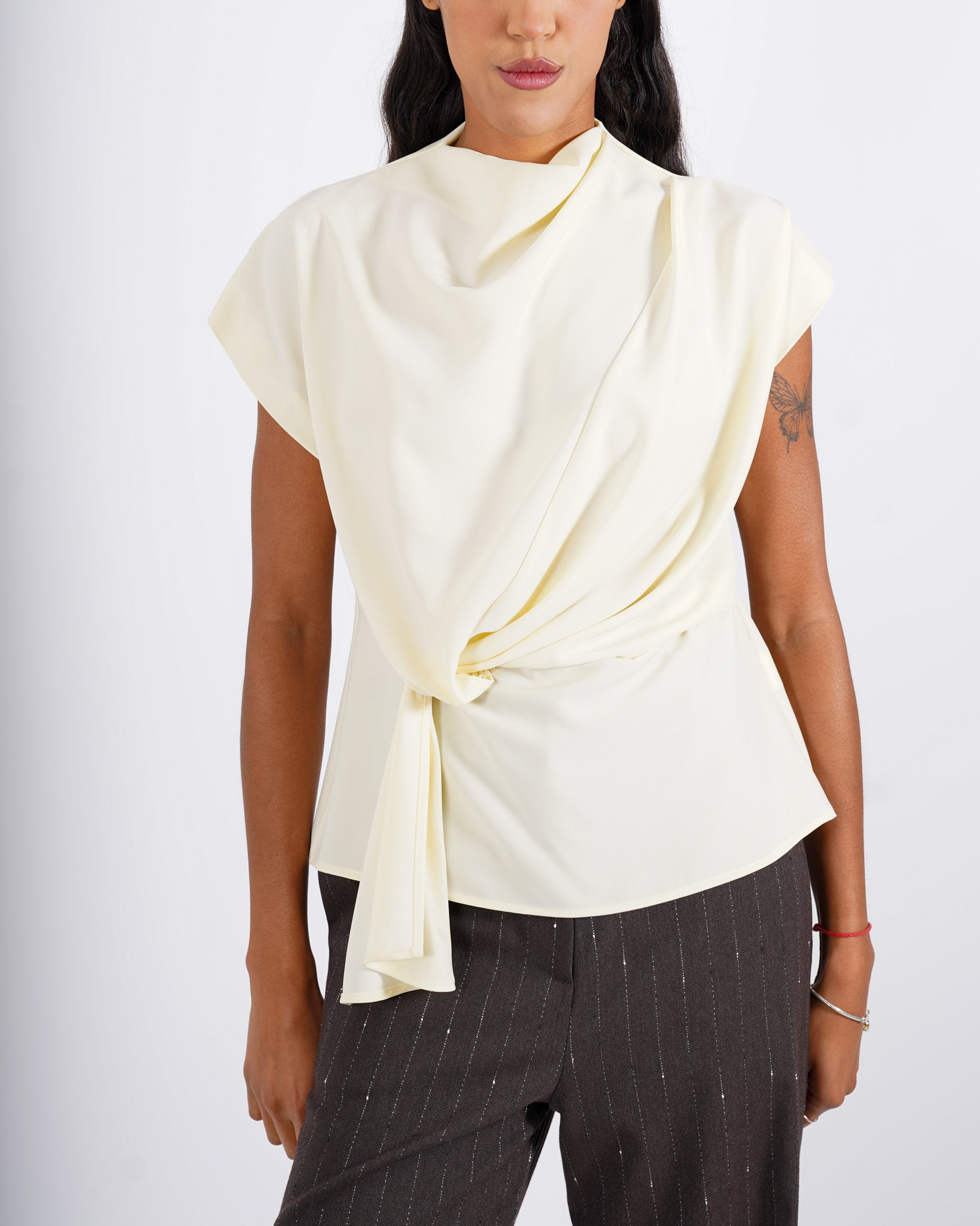 Blusa smanicata collo drappeggiato - Alyssa