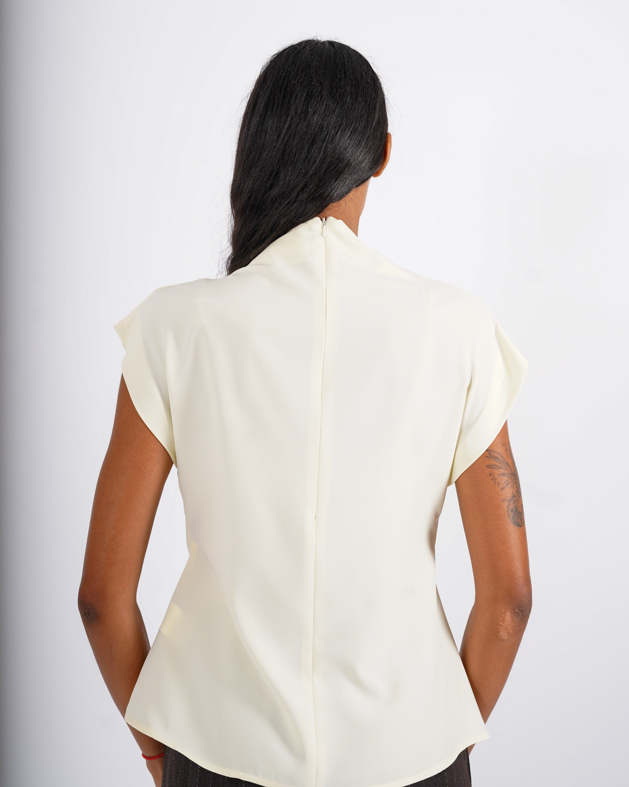 Blusa smanicata collo drappeggiato - Alyssa