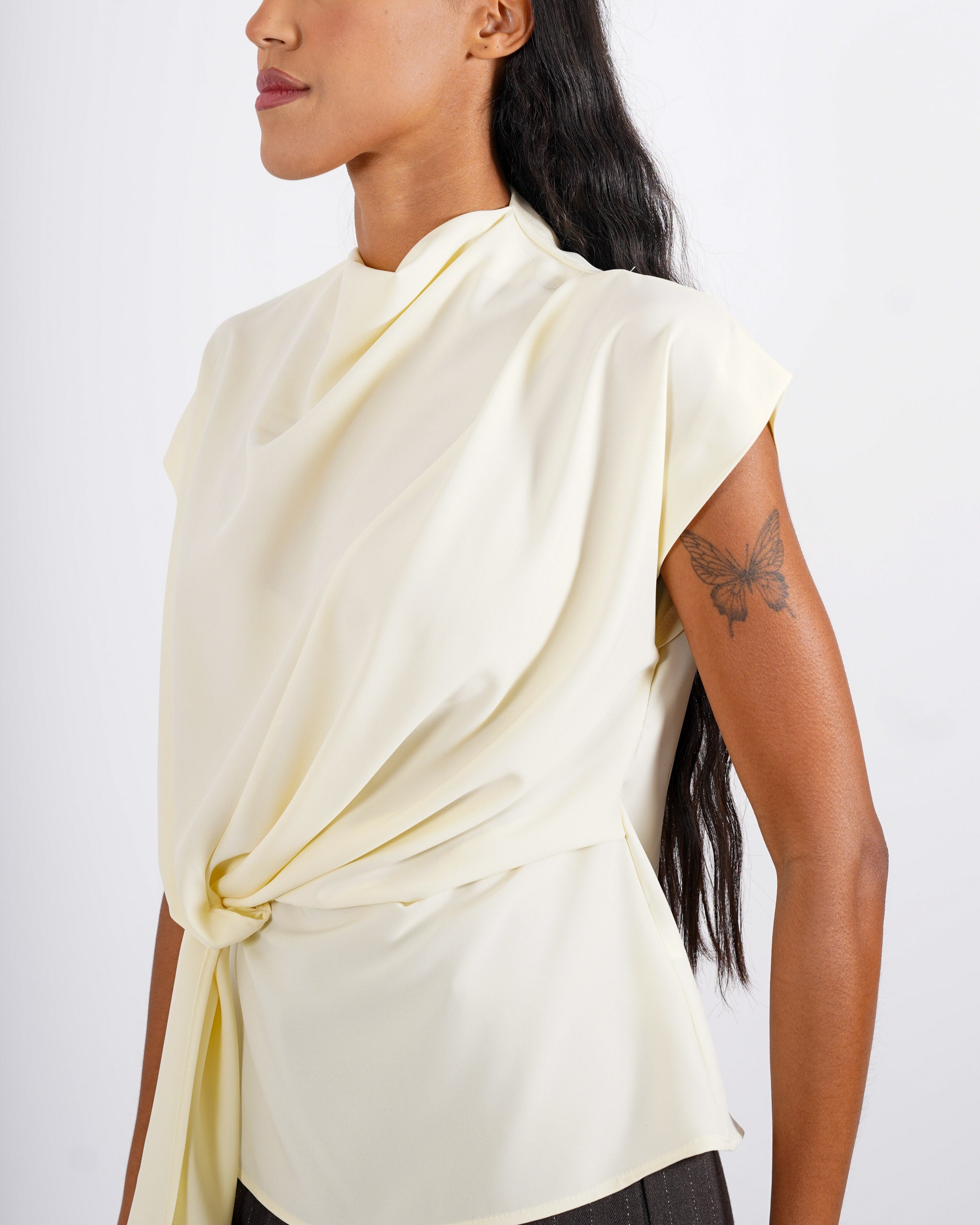 Blusa smanicata collo drappeggiato - Alyssa