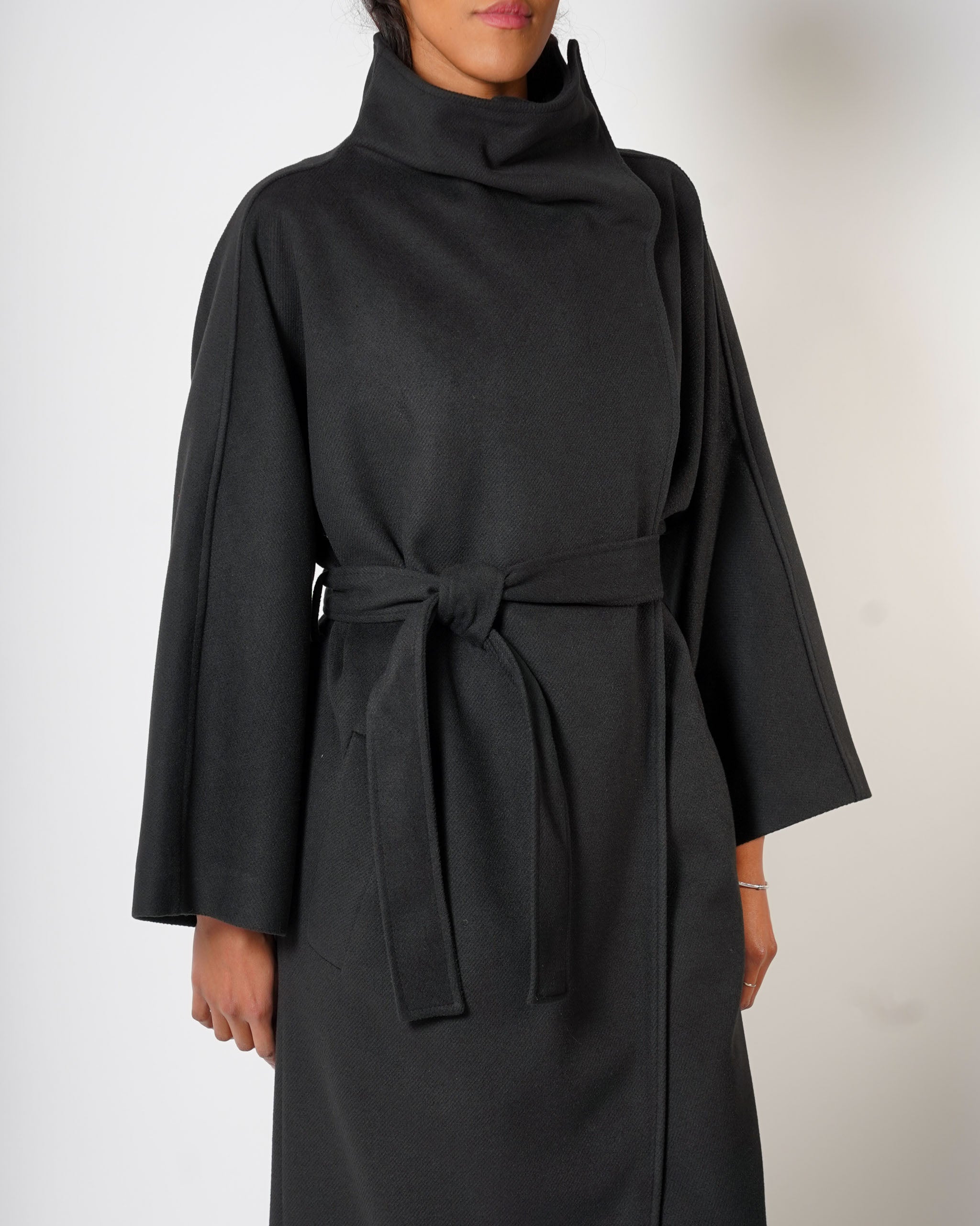 Cappotto lungo con collo alto e cintura - Rondine