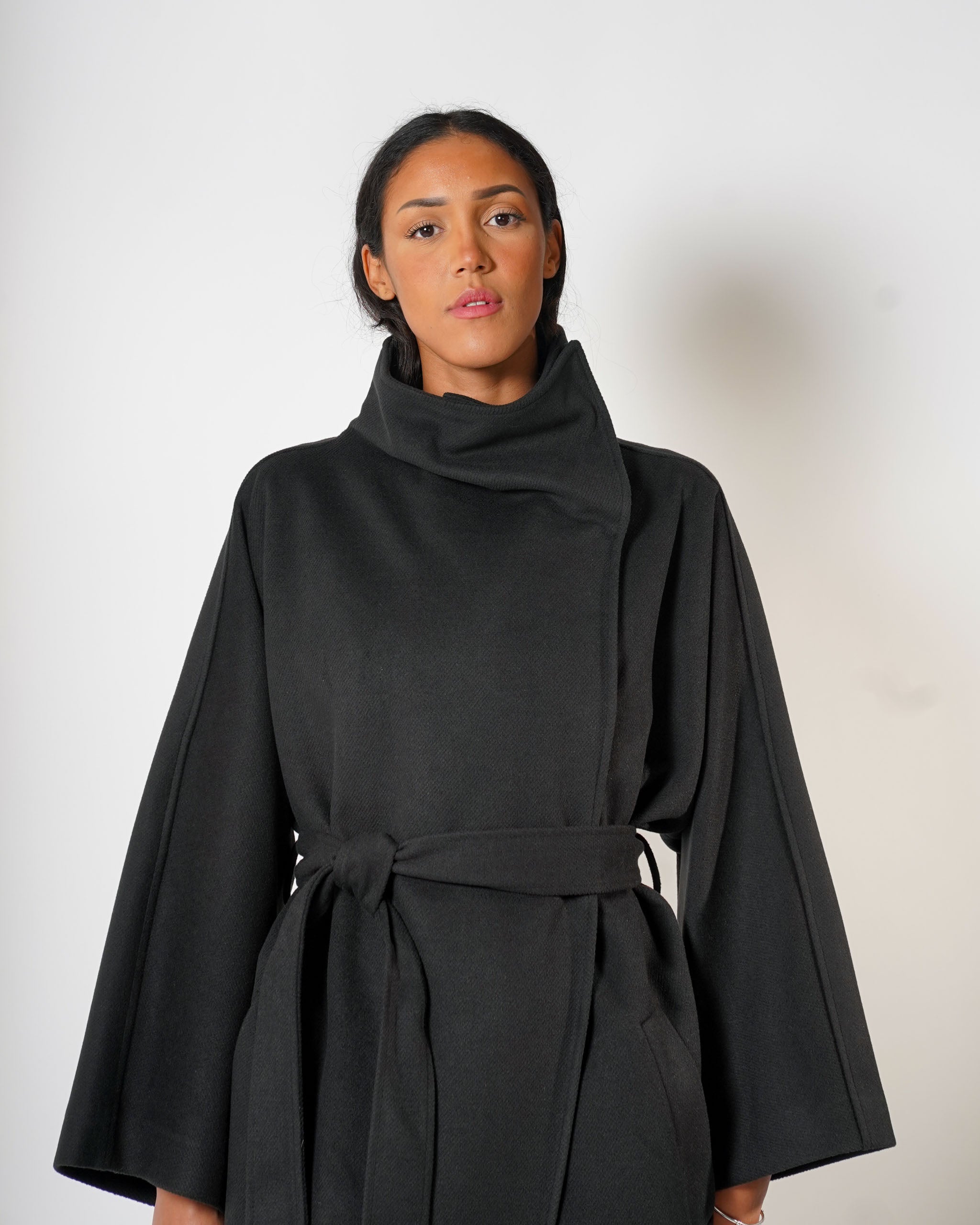 Cappotto lungo con collo alto e cintura - Rondine