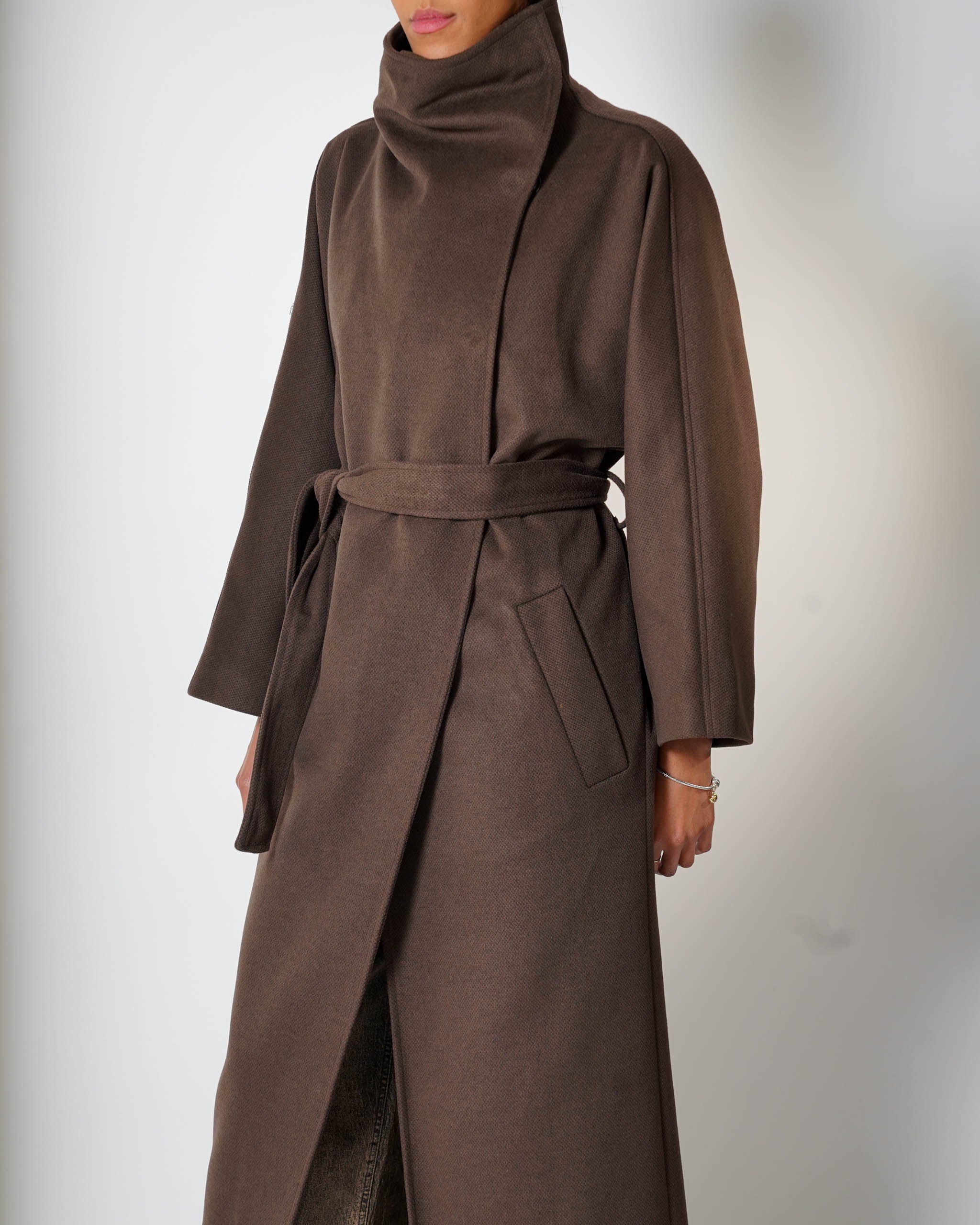 Cappotto lungo con collo alto e cintura - Rondine