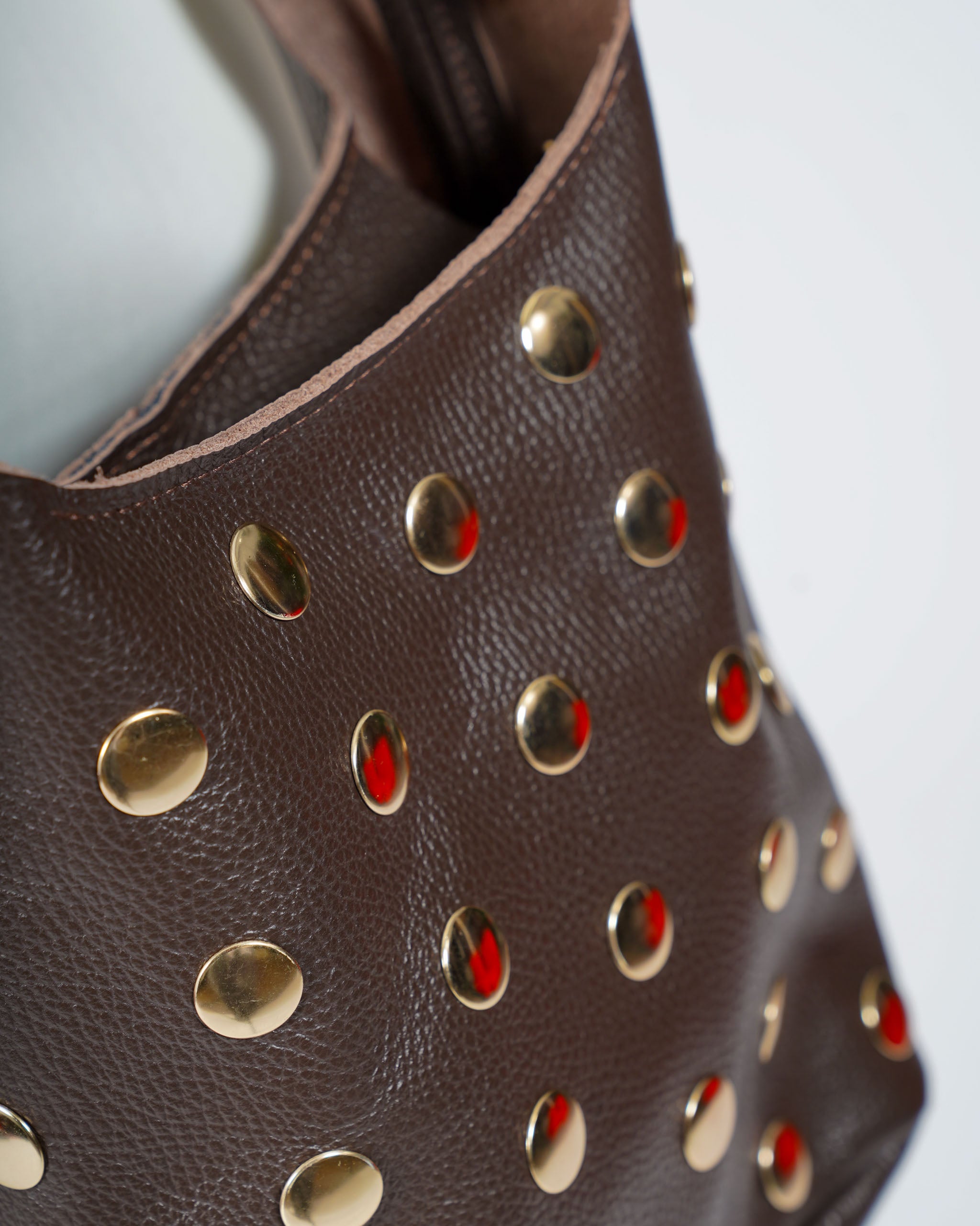 Borsa secchiello con accessori dorati - Drona