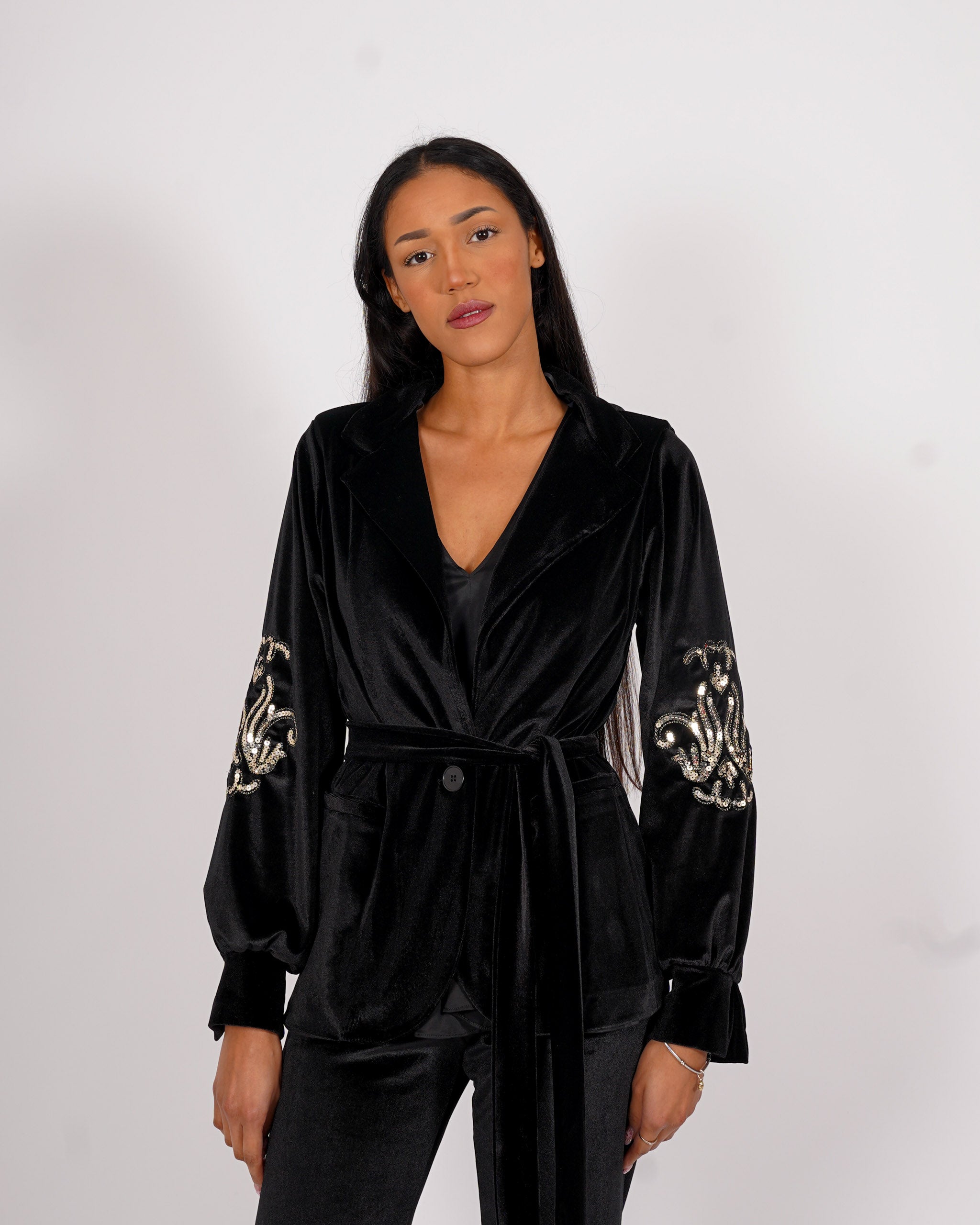 Giacca monopetto con cintura e ricamo in velluto liscio - Sporadica
