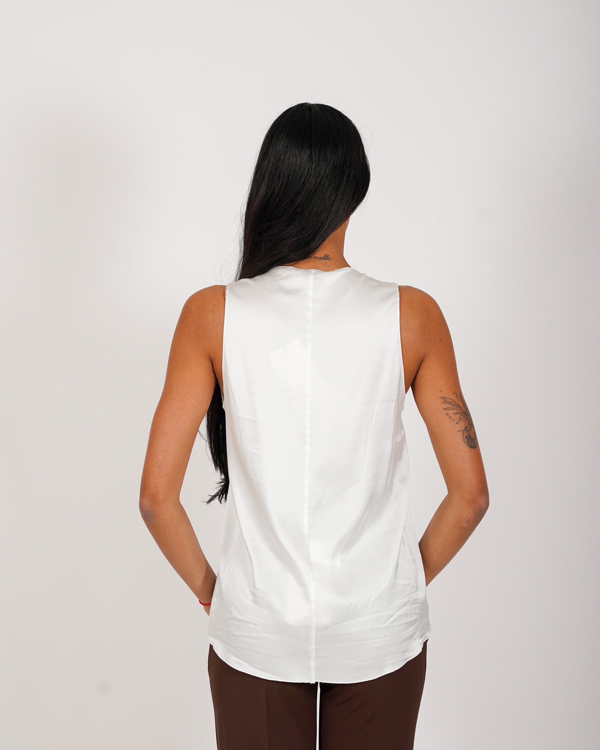 Blusa smanicata scollo a v in raso - Pausini