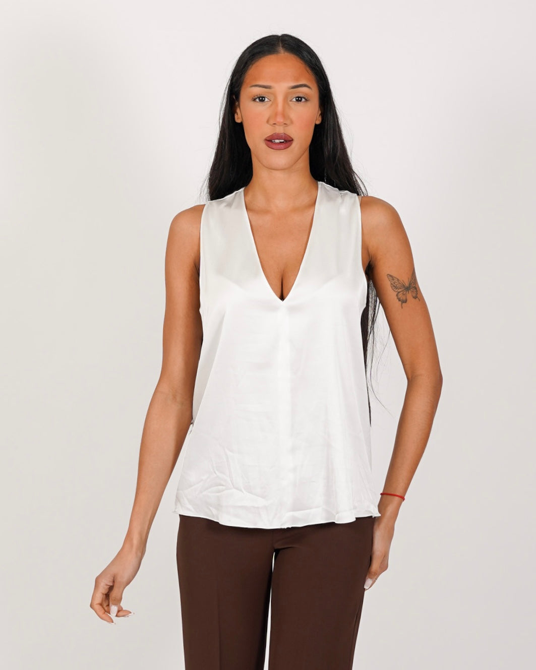 Blusa smanicata scollo a v in raso - Pausini