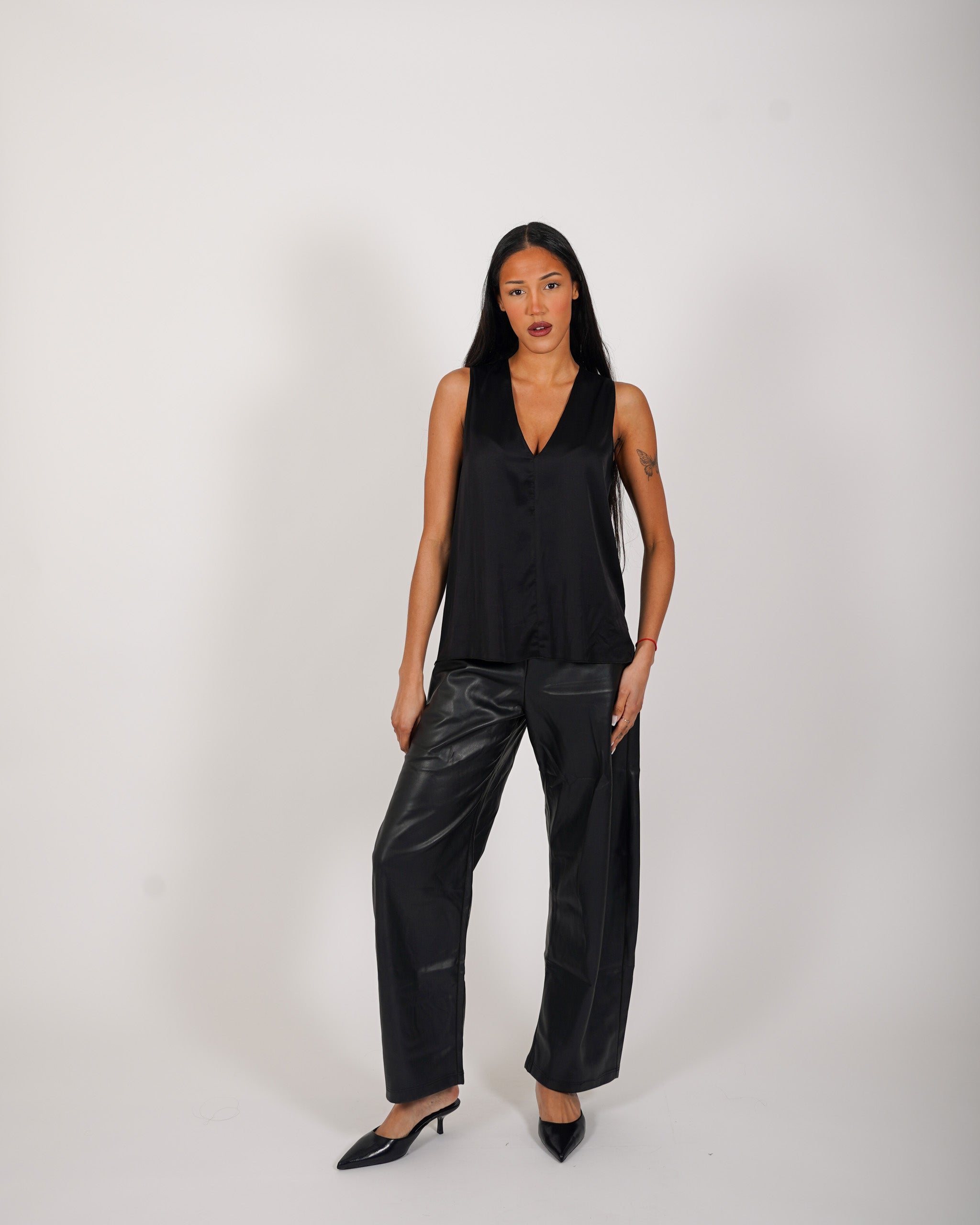 Blusa smanicata scollo a v in raso - Pausini