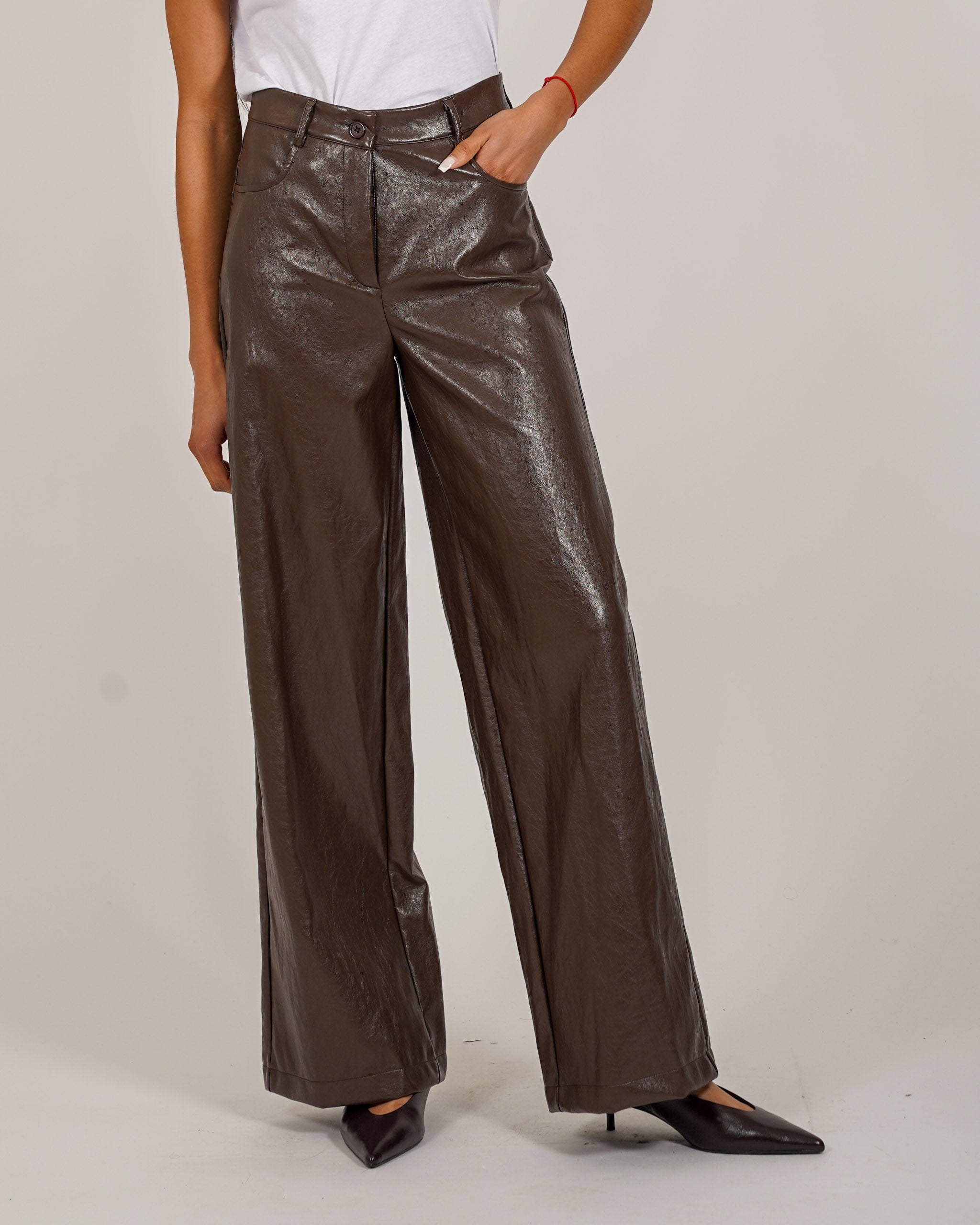 Pantaloni regular fit in ecopelle stropicciata - Monotona