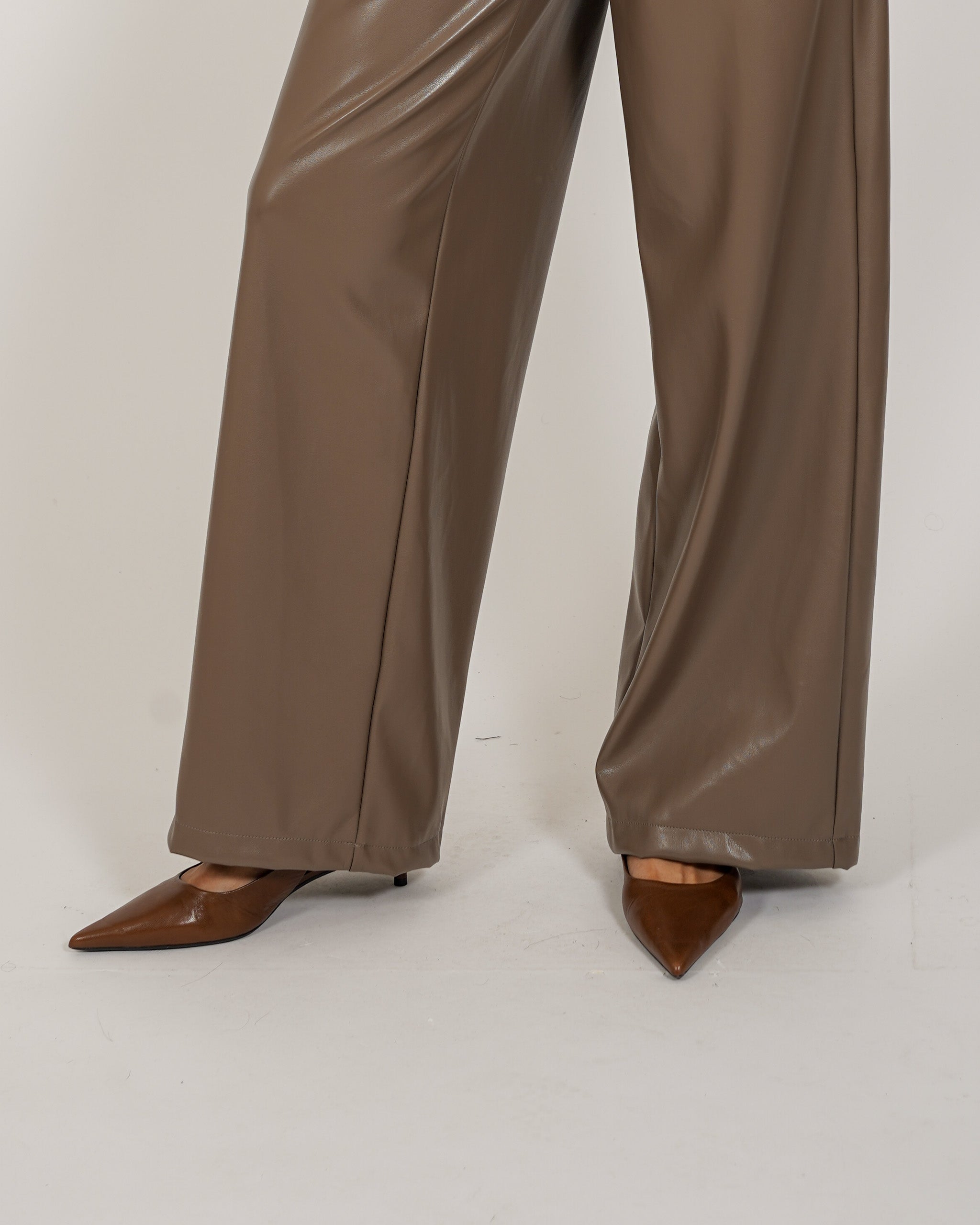 Pantaloni regular in ecopelle - Monotona