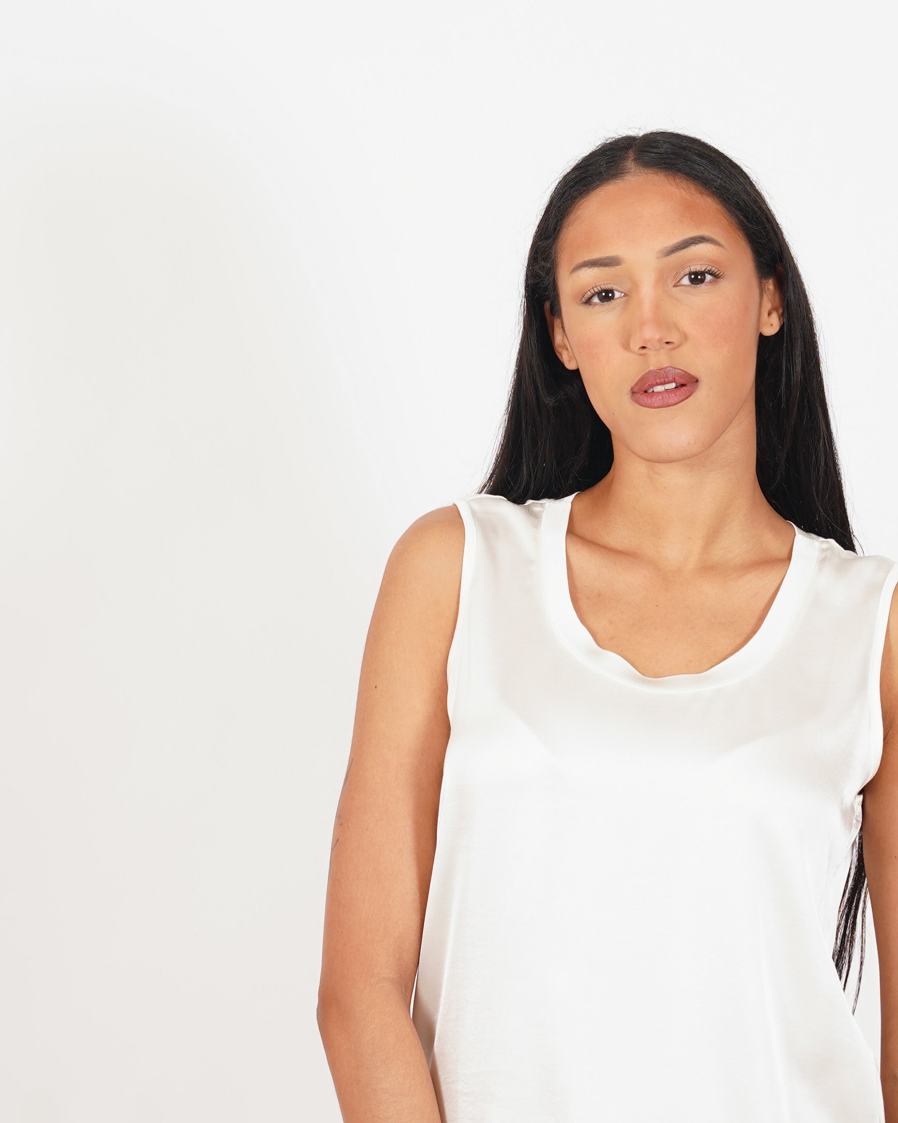 Blusa smanicata girocollo in raso - Giada