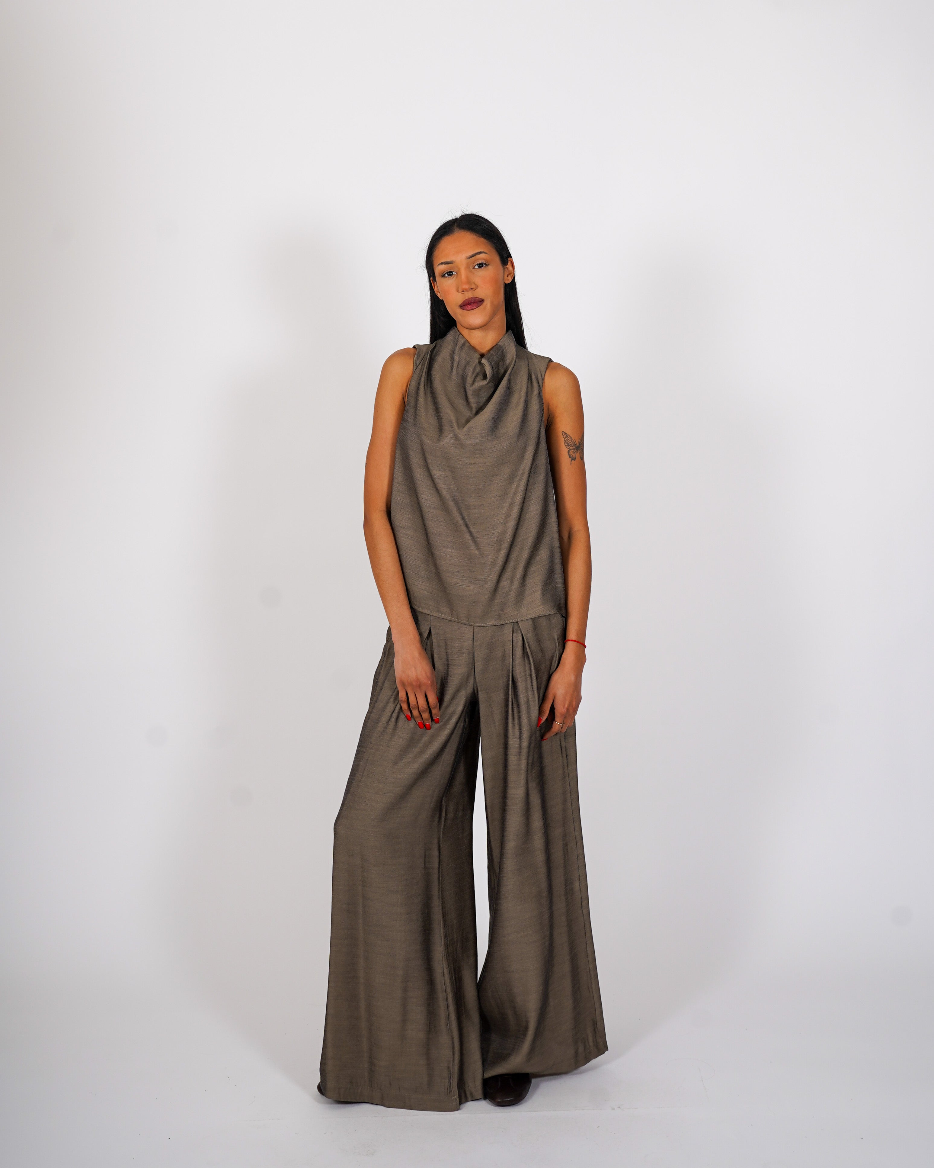 Blusa smanicata collo a gronda con bottoni sul retro - Oradea