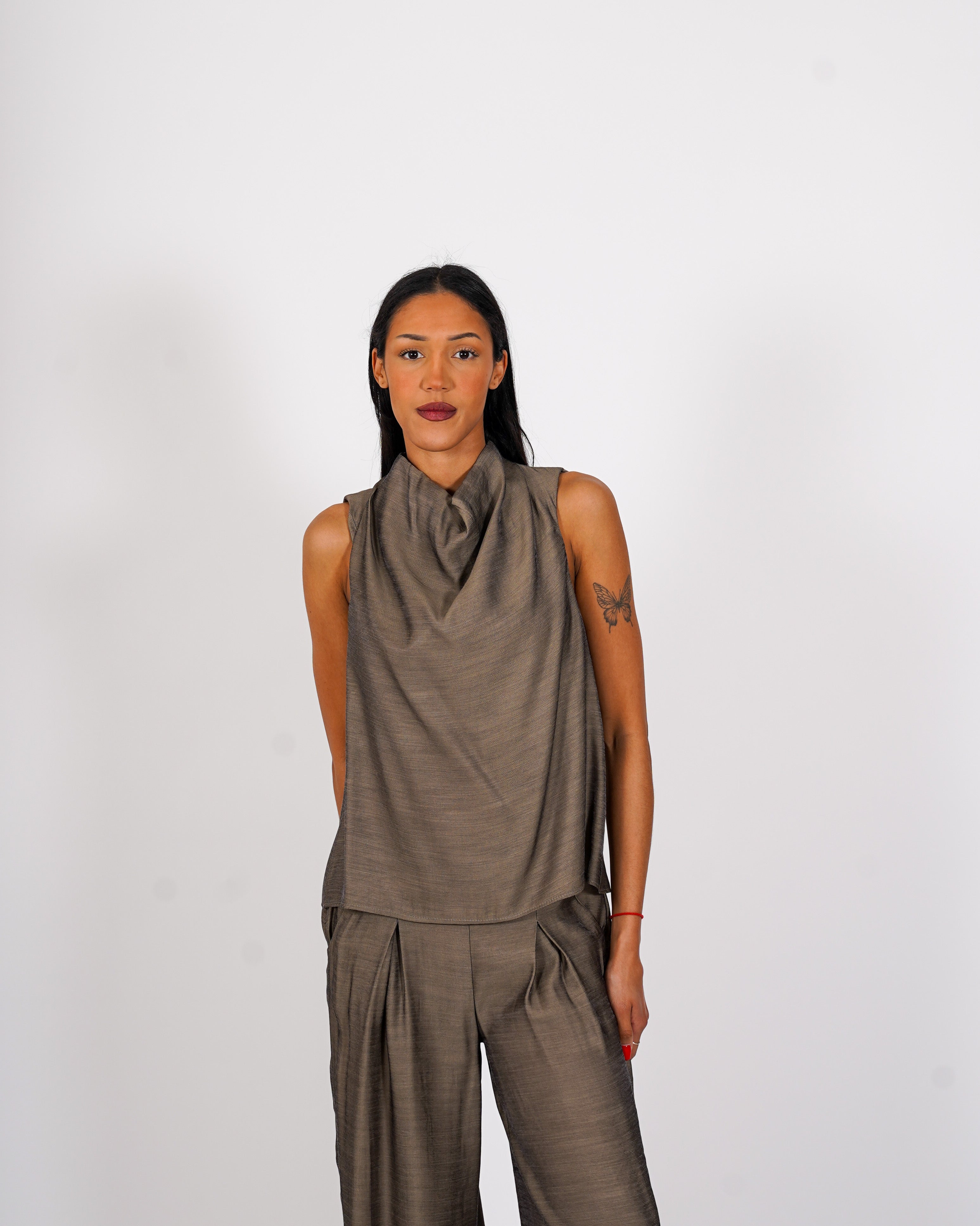 Blusa smanicata collo a gronda con bottoni sul retro - Oradea