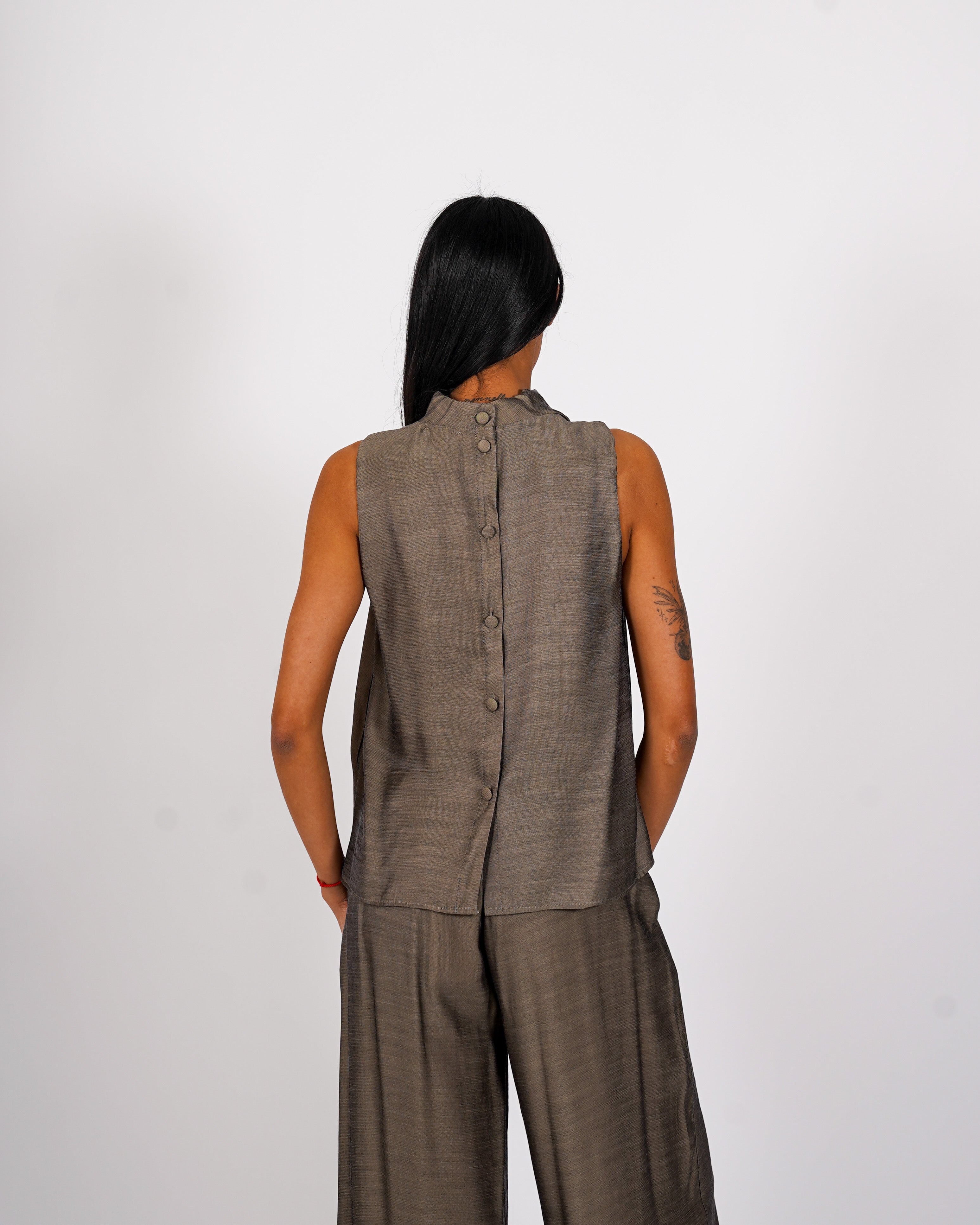 Blusa smanicata collo a gronda con bottoni sul retro - Oradea