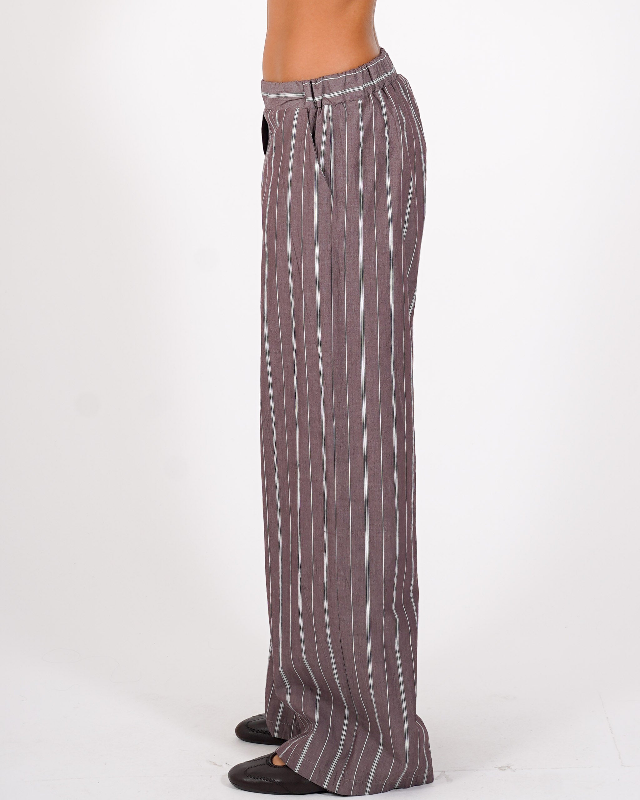 Pantaloni rigati con baschina e gamba larga - Filippa