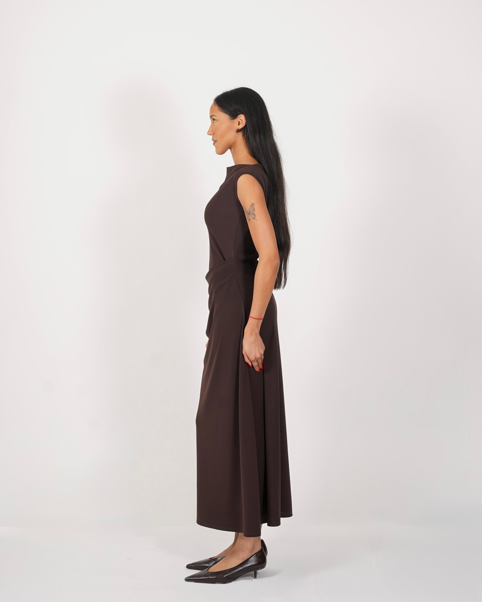 Abito smanicato con scollo a barca e drappeggio laterale - Sveva