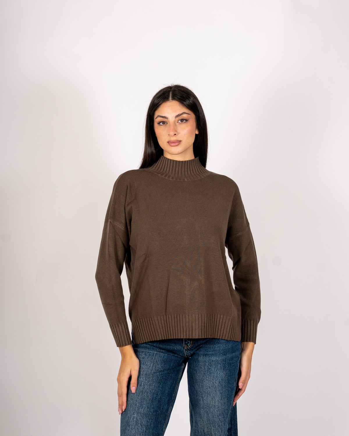 Maglia collo alto con spacchetti sul fondo - Gesso