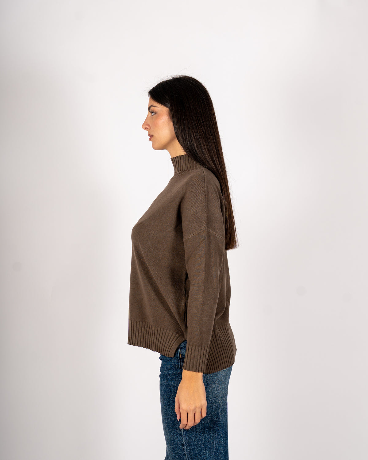 Maglia collo alto con spacchetti sul fondo - Gesso