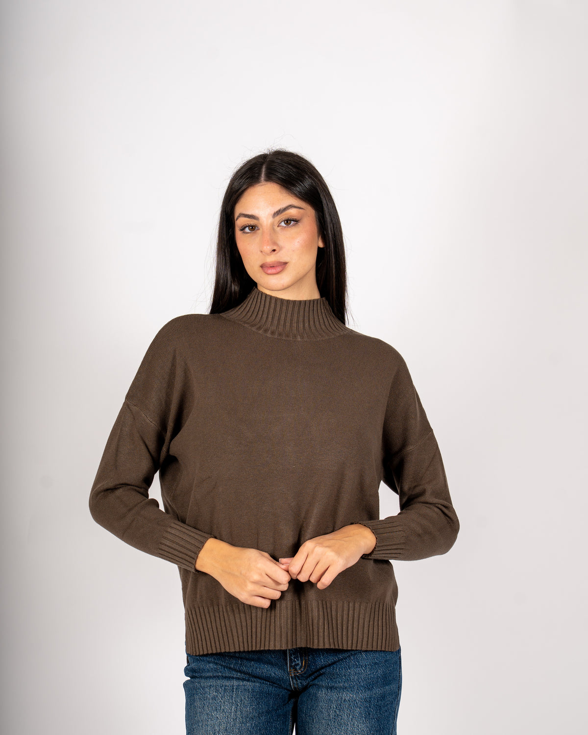 Maglia collo alto con spacchetti sul fondo - Gesso