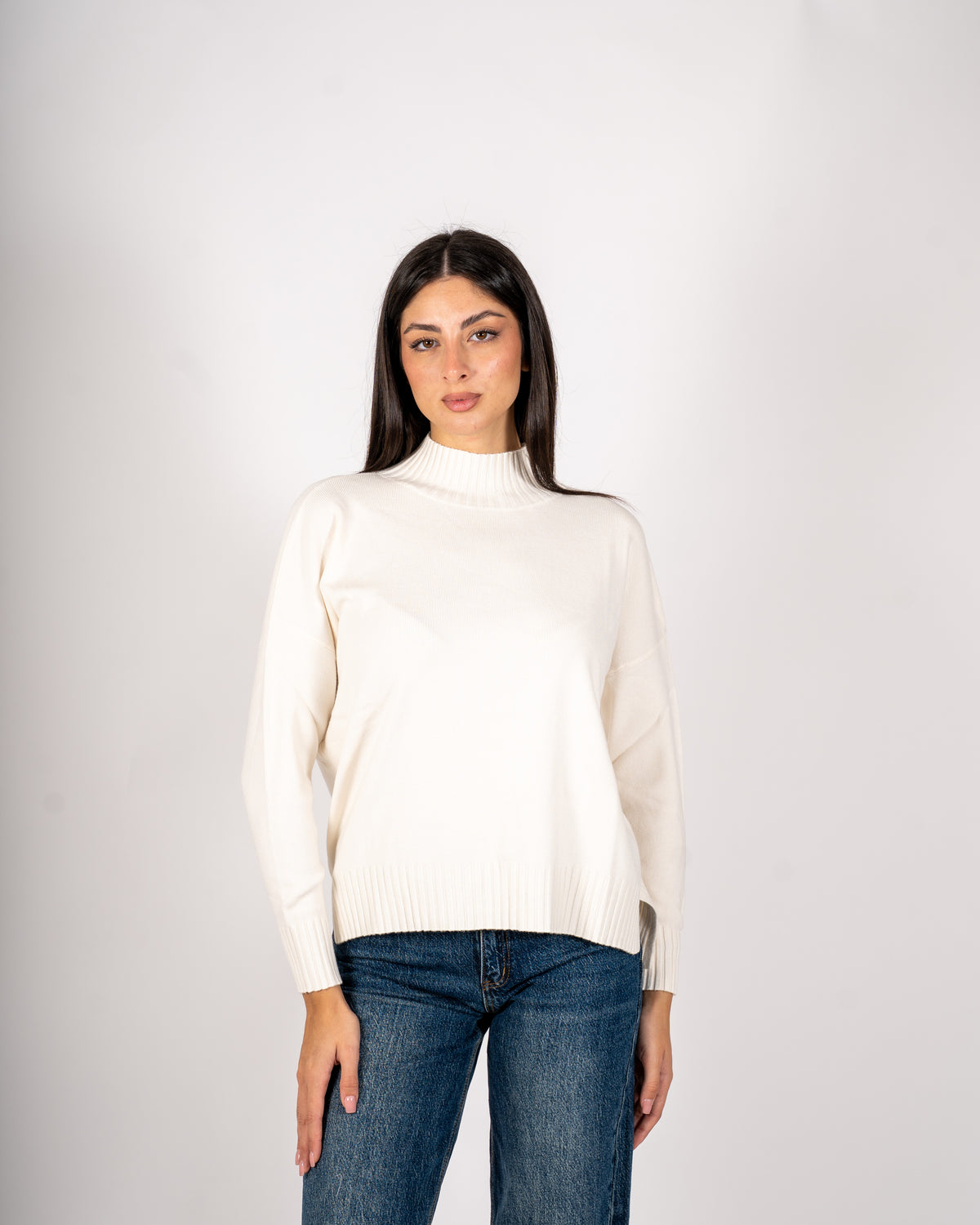 Maglia collo alto con spacchetti sul fondo - Gesso