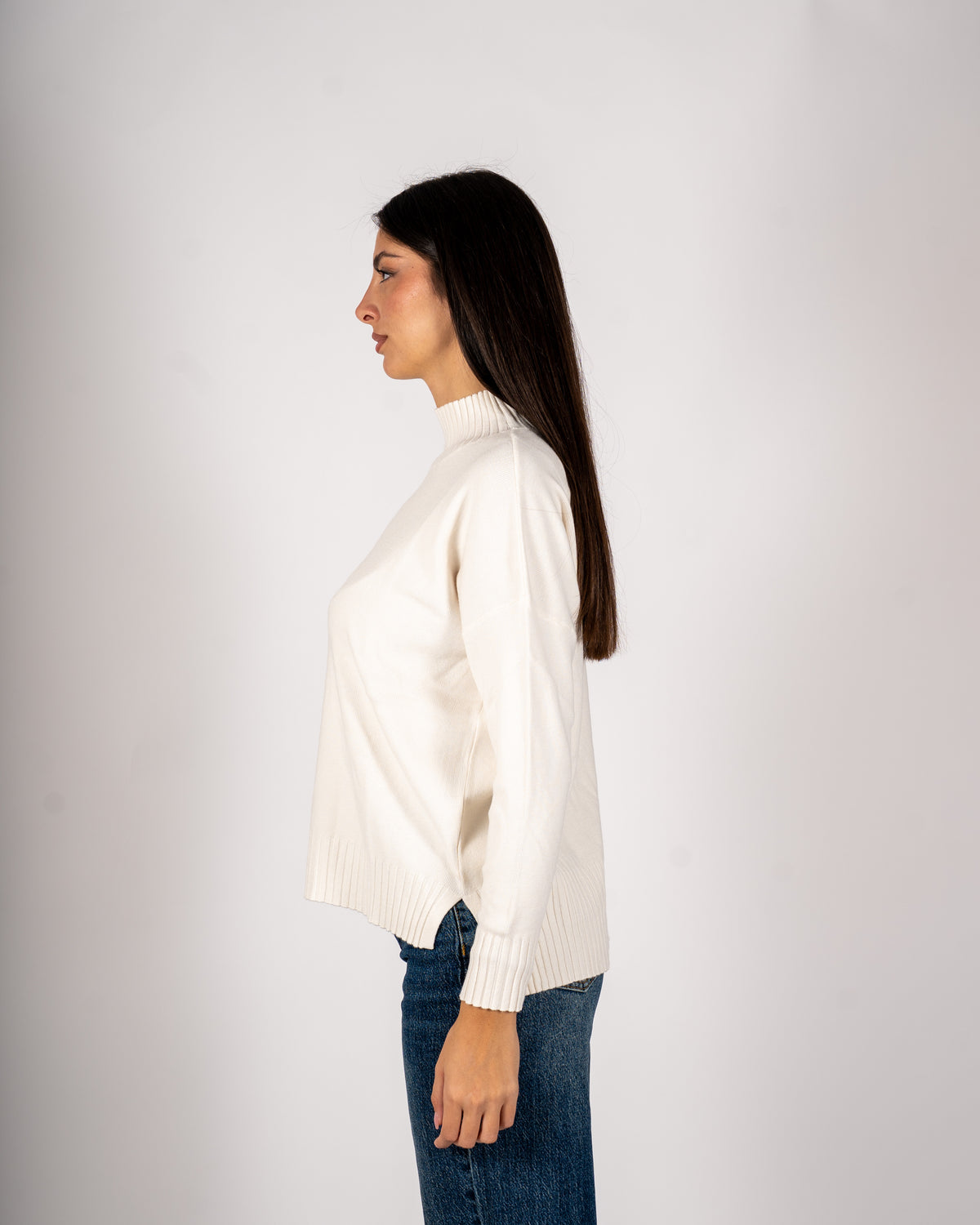 Maglia collo alto con spacchetti sul fondo - Gesso