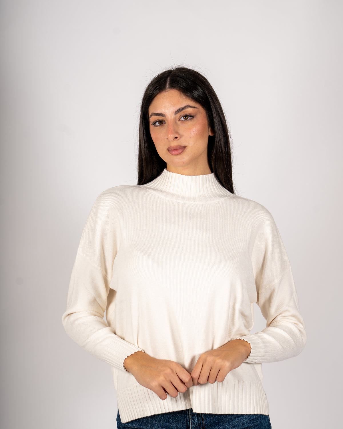 Maglia collo alto con spacchetti sul fondo - Gesso