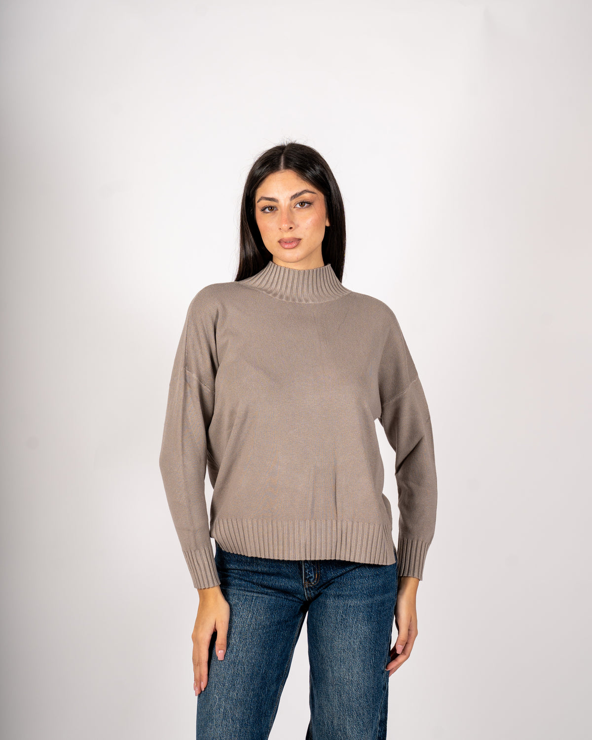 Maglia collo alto con spacchetti sul fondo - Gesso