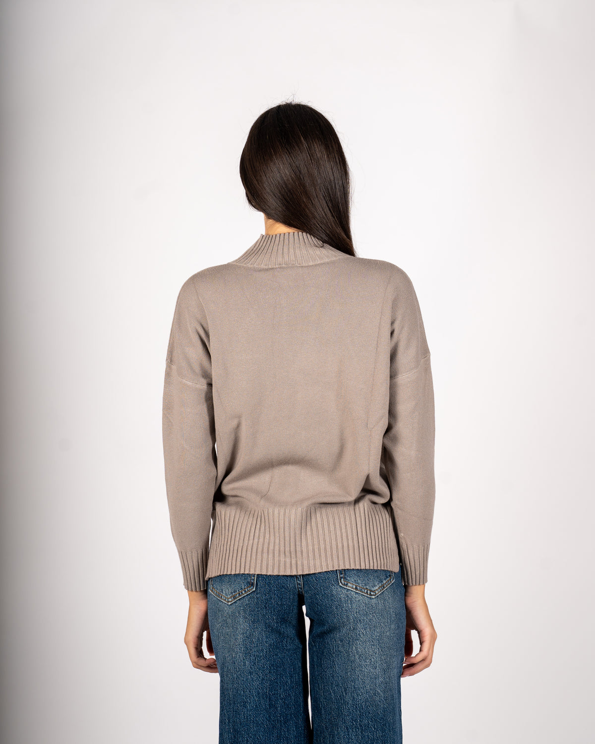 Maglia collo alto con spacchetti sul fondo - Gesso